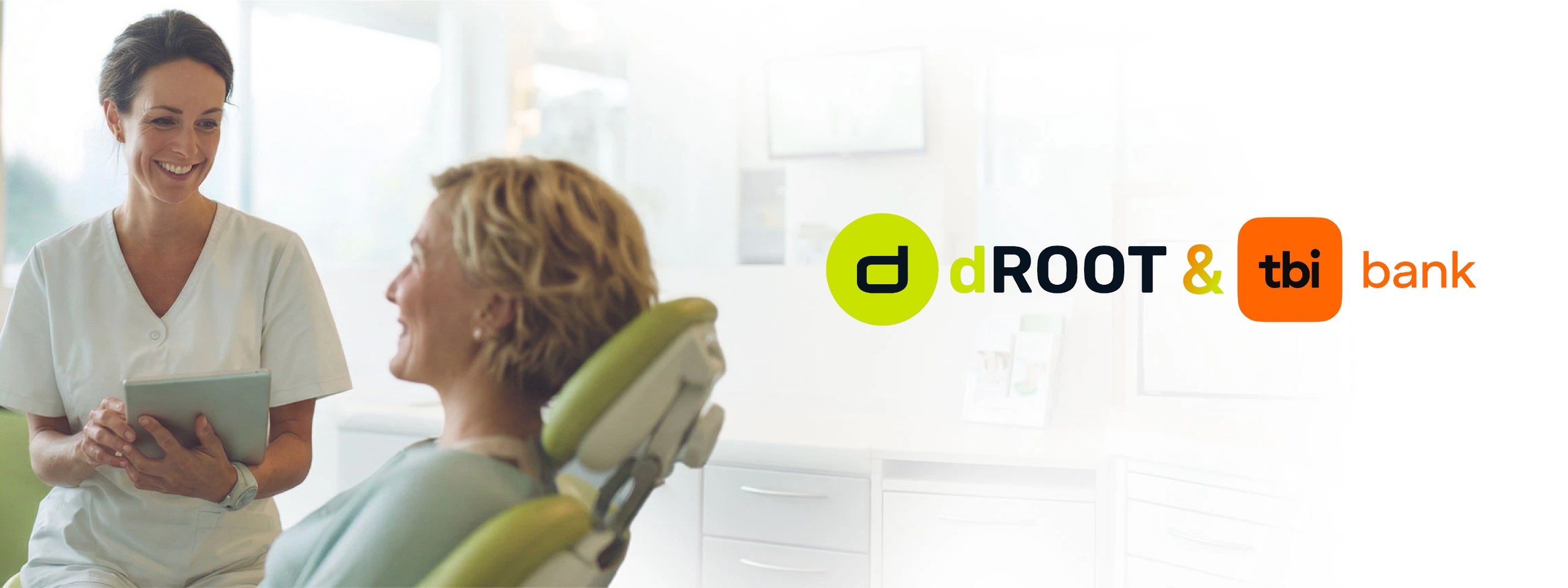 Medic stomatolog zâmbind, prezentând opțiuni de plată în rate pe tabletă unei paciente relaxate într-un cabinet modern – funcția TBI din dROOT, disponibilă în pachetul Profesional