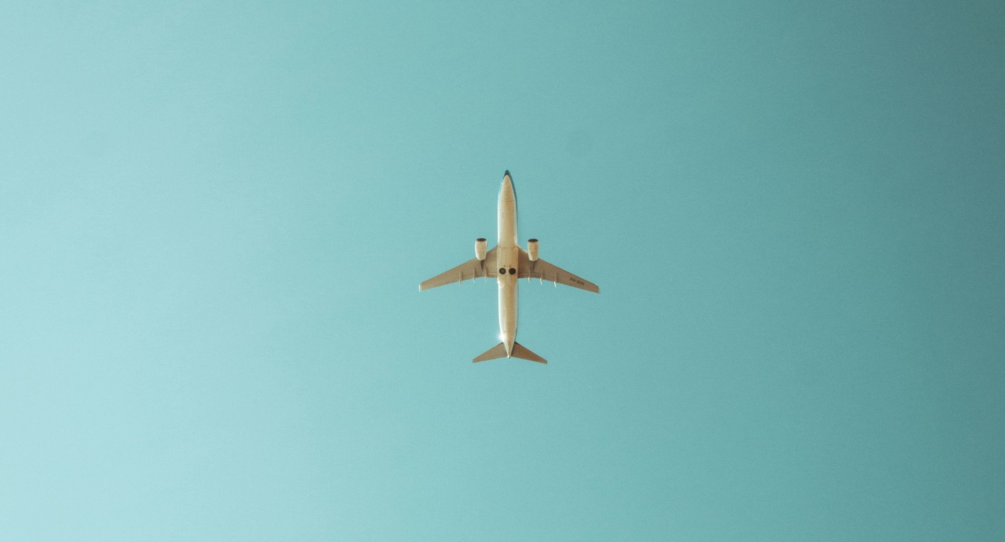um avião no alto visto de baixo