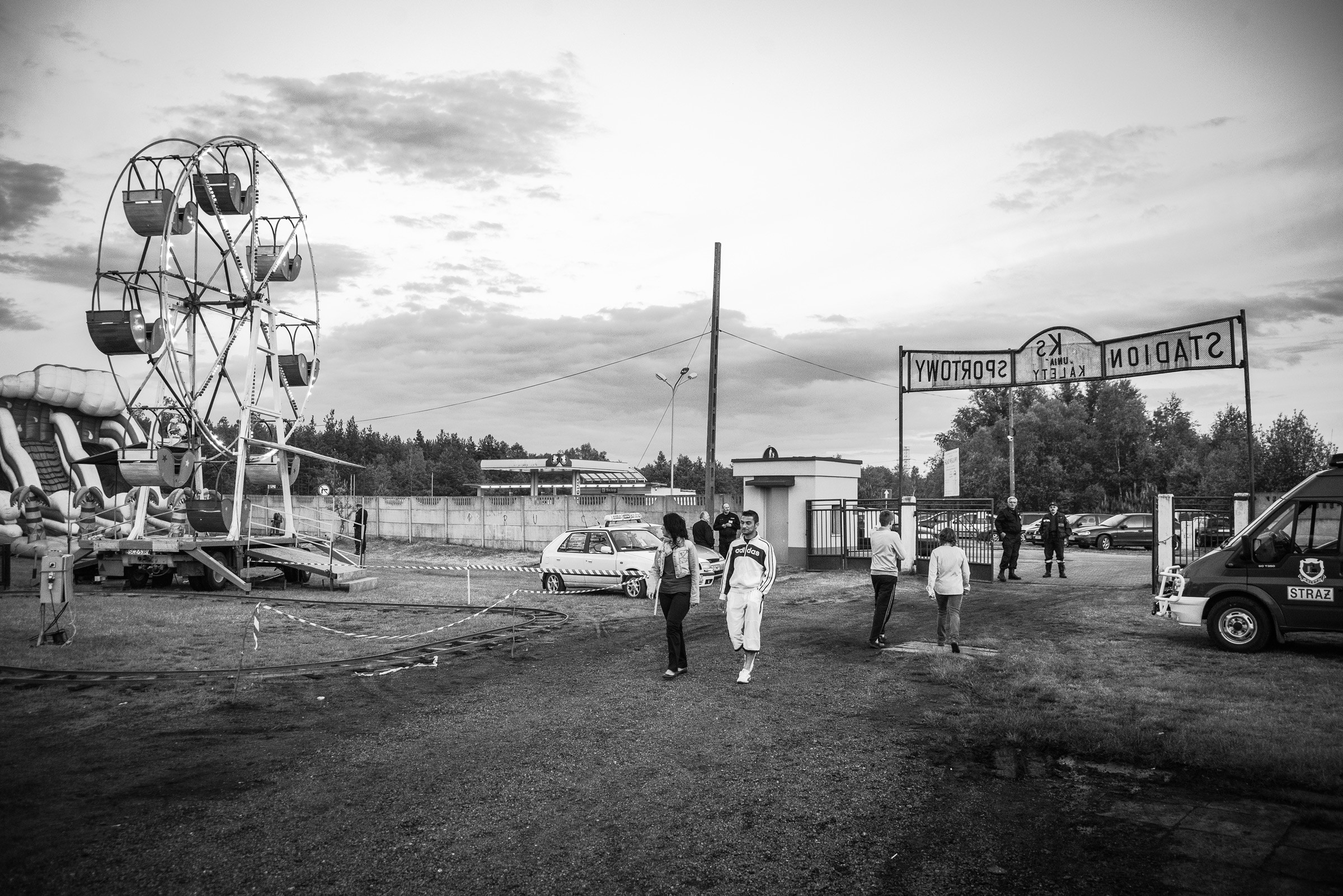 karuzela i brama wejściowa na teren boiska miejskiego