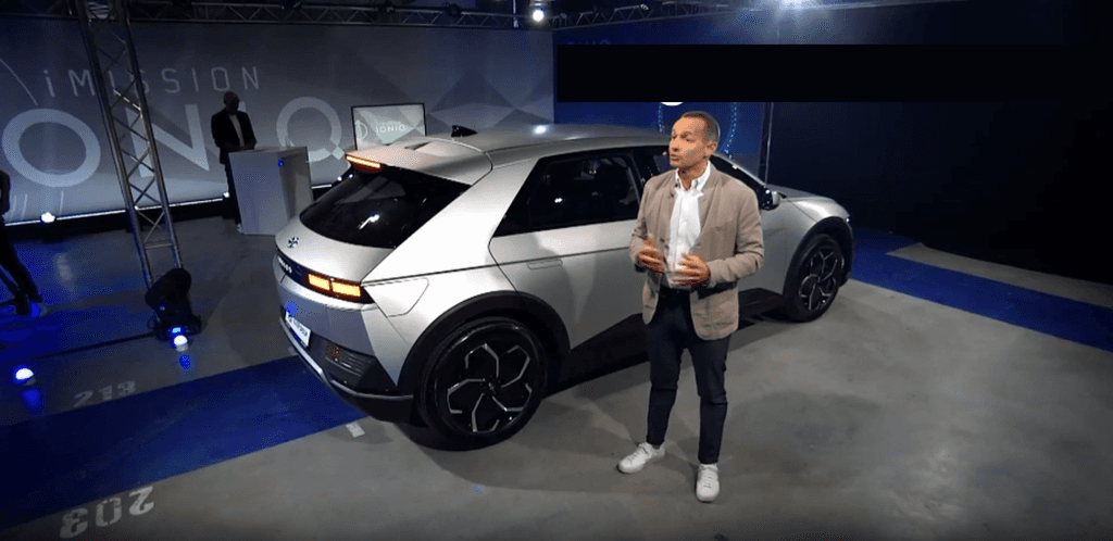 Product presentation of the IONIQ 5 on the event stage – explained concisely, emotionally, and practically by Jürgen Keller.