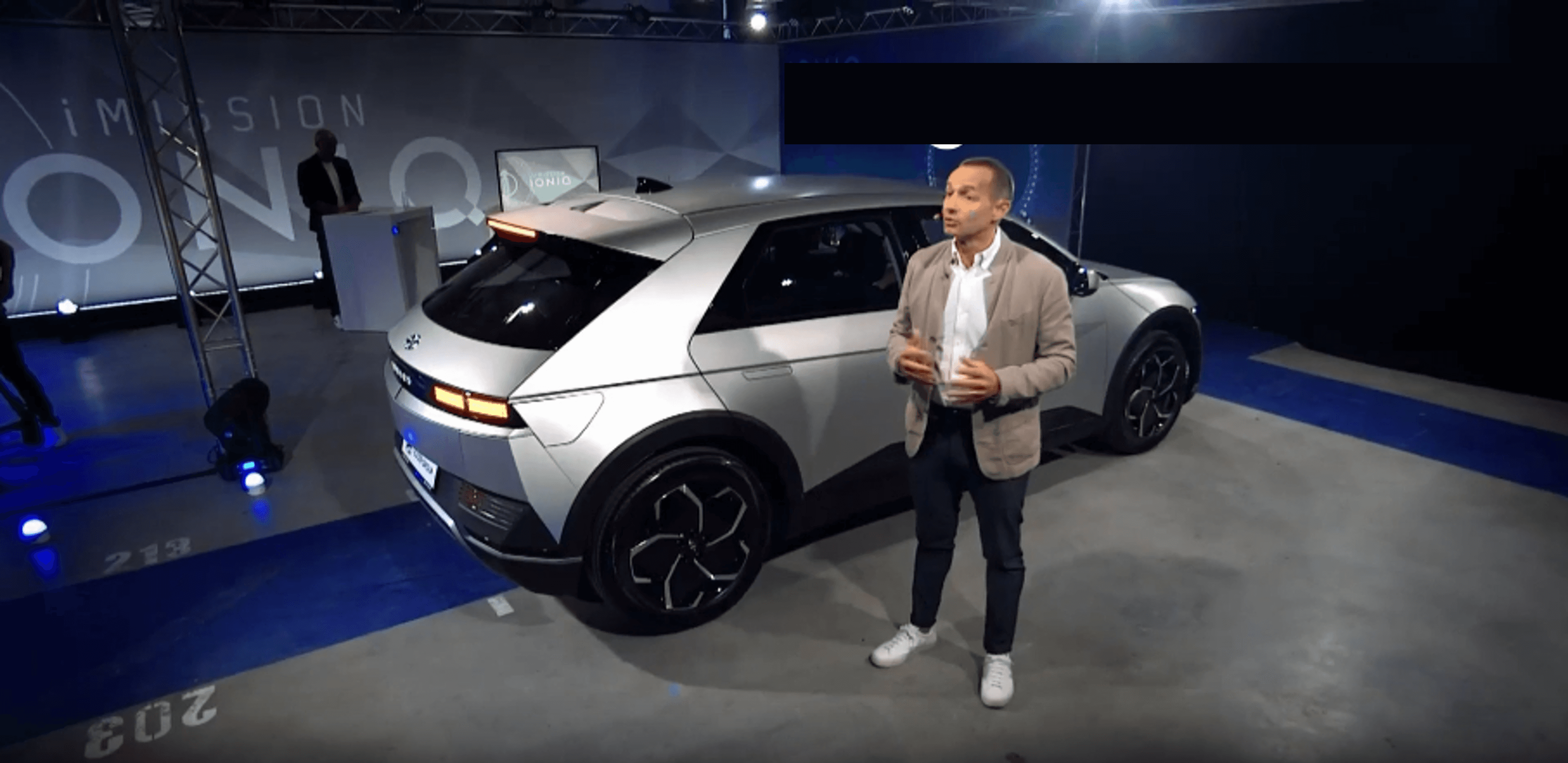 Produktpräsentation des IONIQ 5 auf Eventbühne – kompakt, emotional und praxisnah erklärt von Jürgen Keller.
