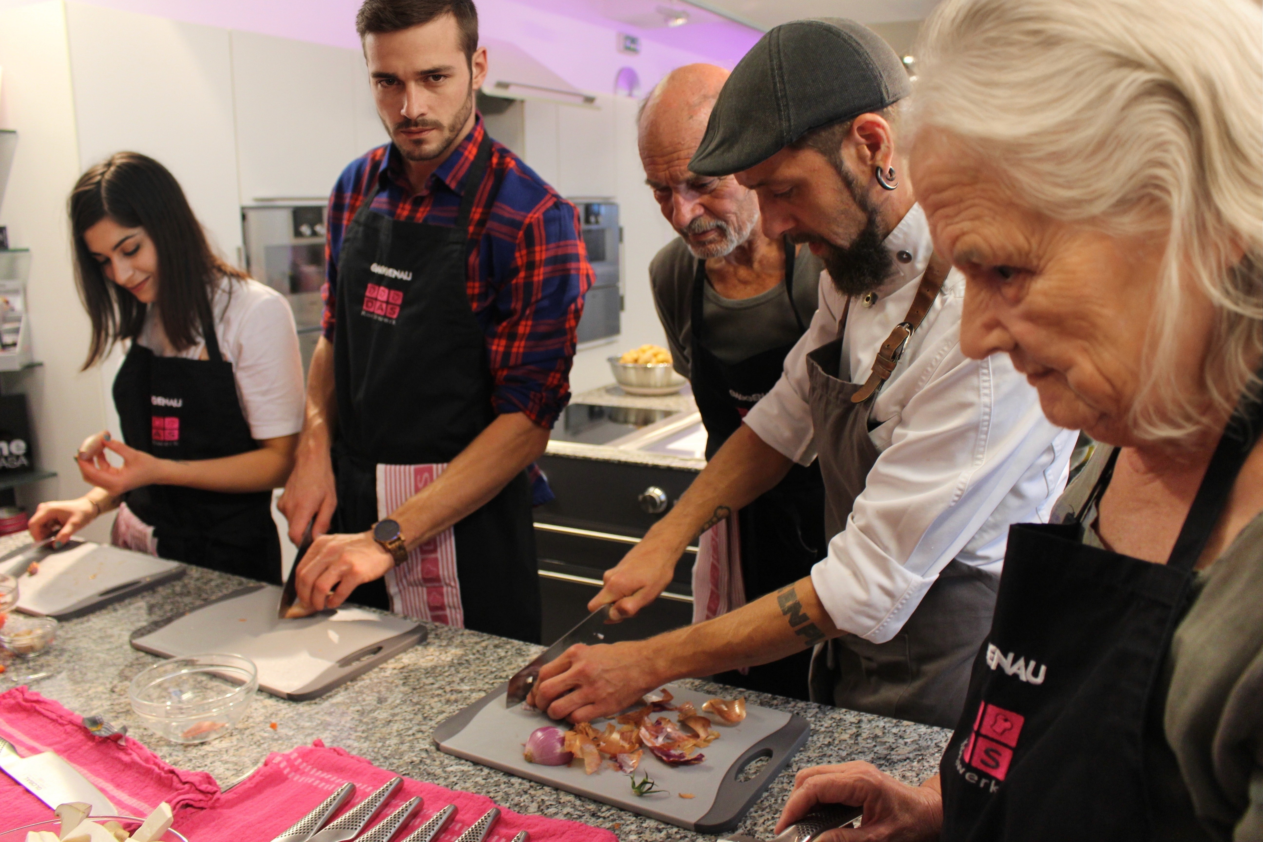 Der Kochtrainer erklärt den Schüler innen den Arbeitsschritt. Bild wurde mit KI bearbeitet.