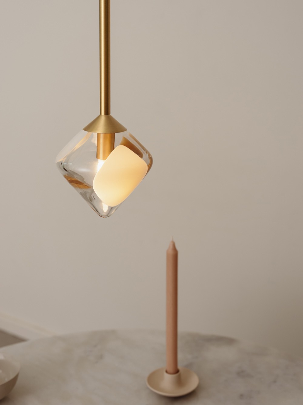KOA pendant light – hand-blown diamond-shaped glass with natural tones