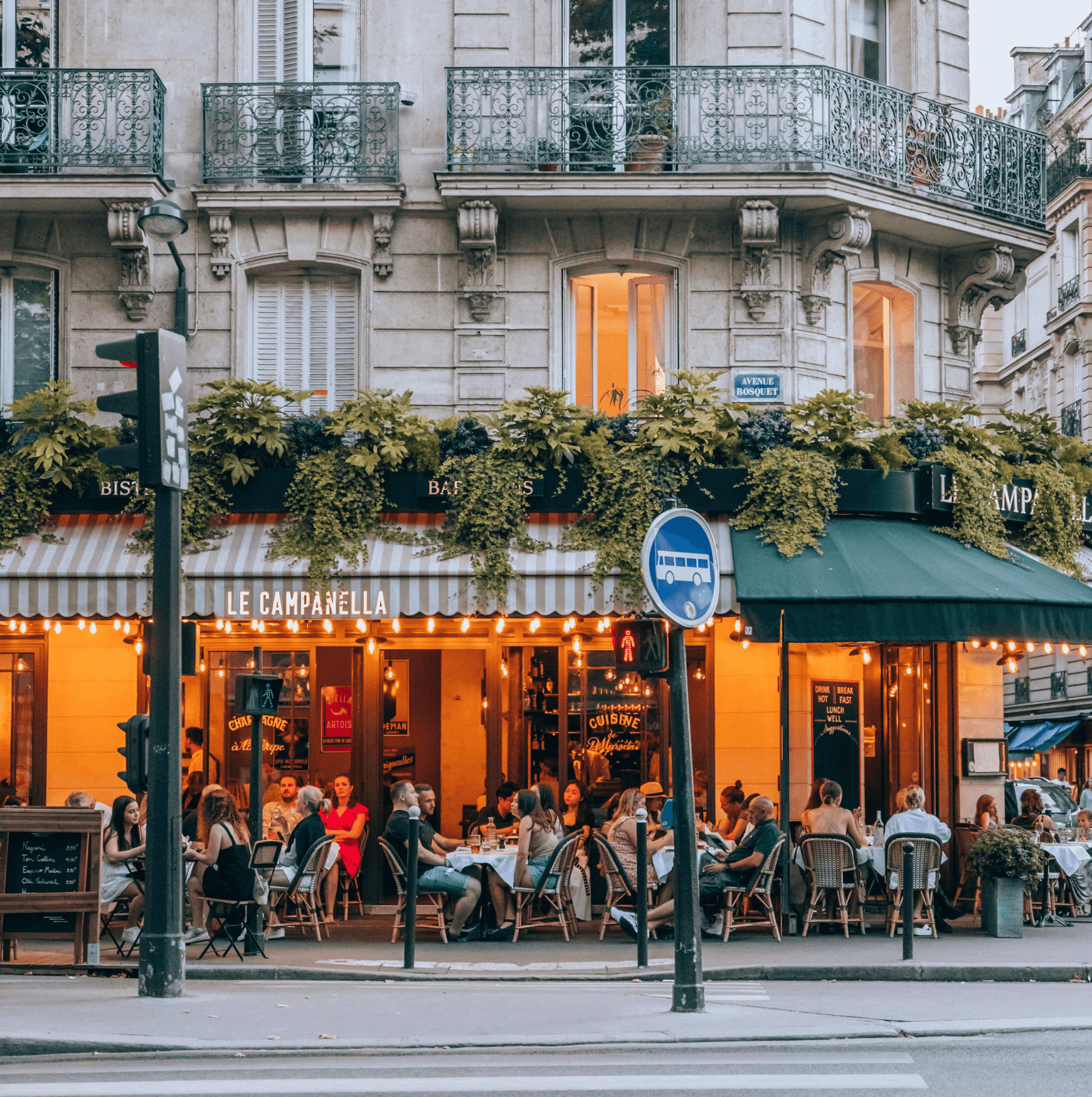 Terrasse de restaurant typiquement parisien – inspiration restauration urbaine haut de gamme