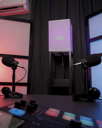 Estudio de podcast de Ecos del Egeo con dos micrófonos, auriculares y consola de sonido