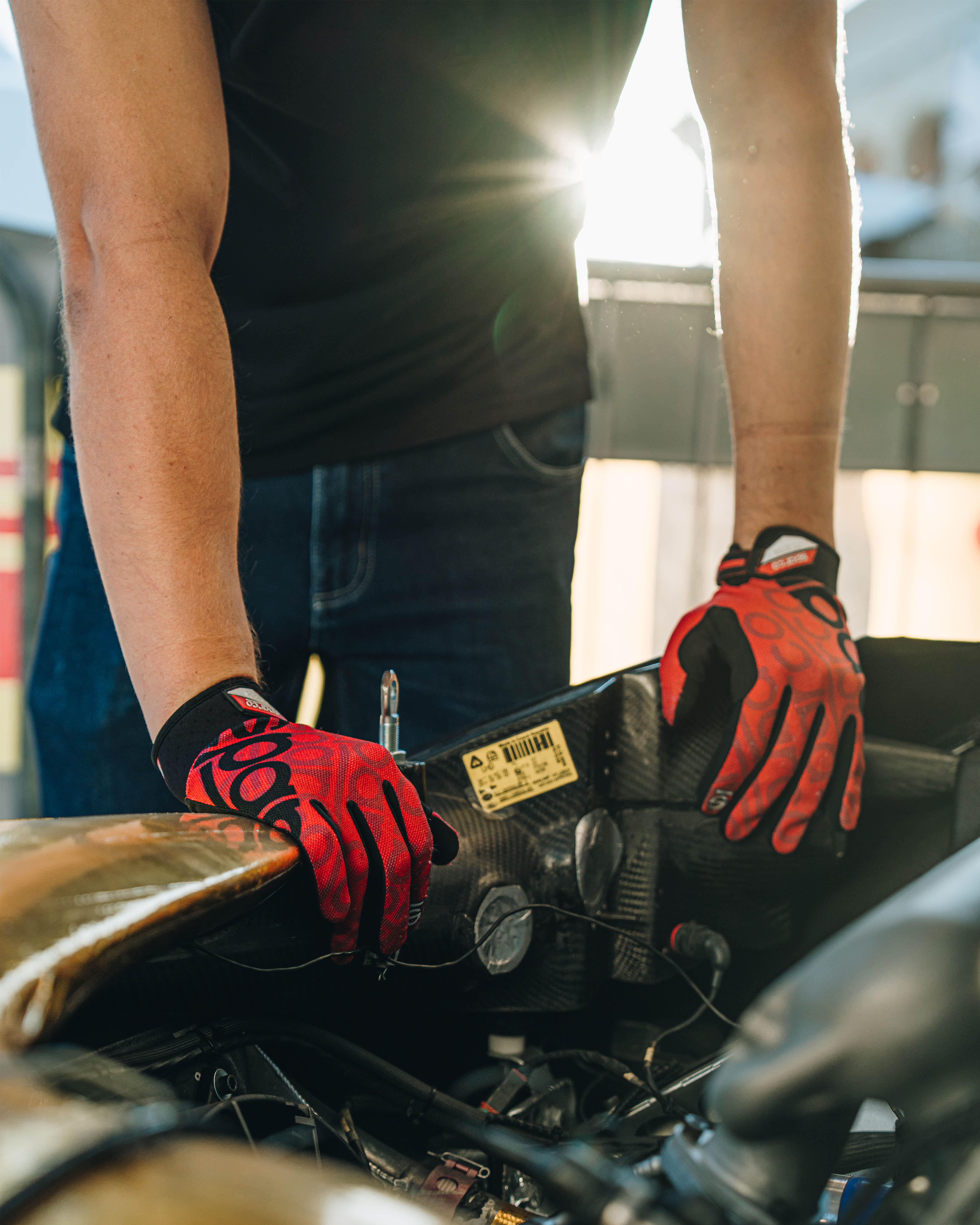 Render vista tre quarti frontale di Kia EV6 in ambiente architettonico moderno e minimalista in stile advertising.