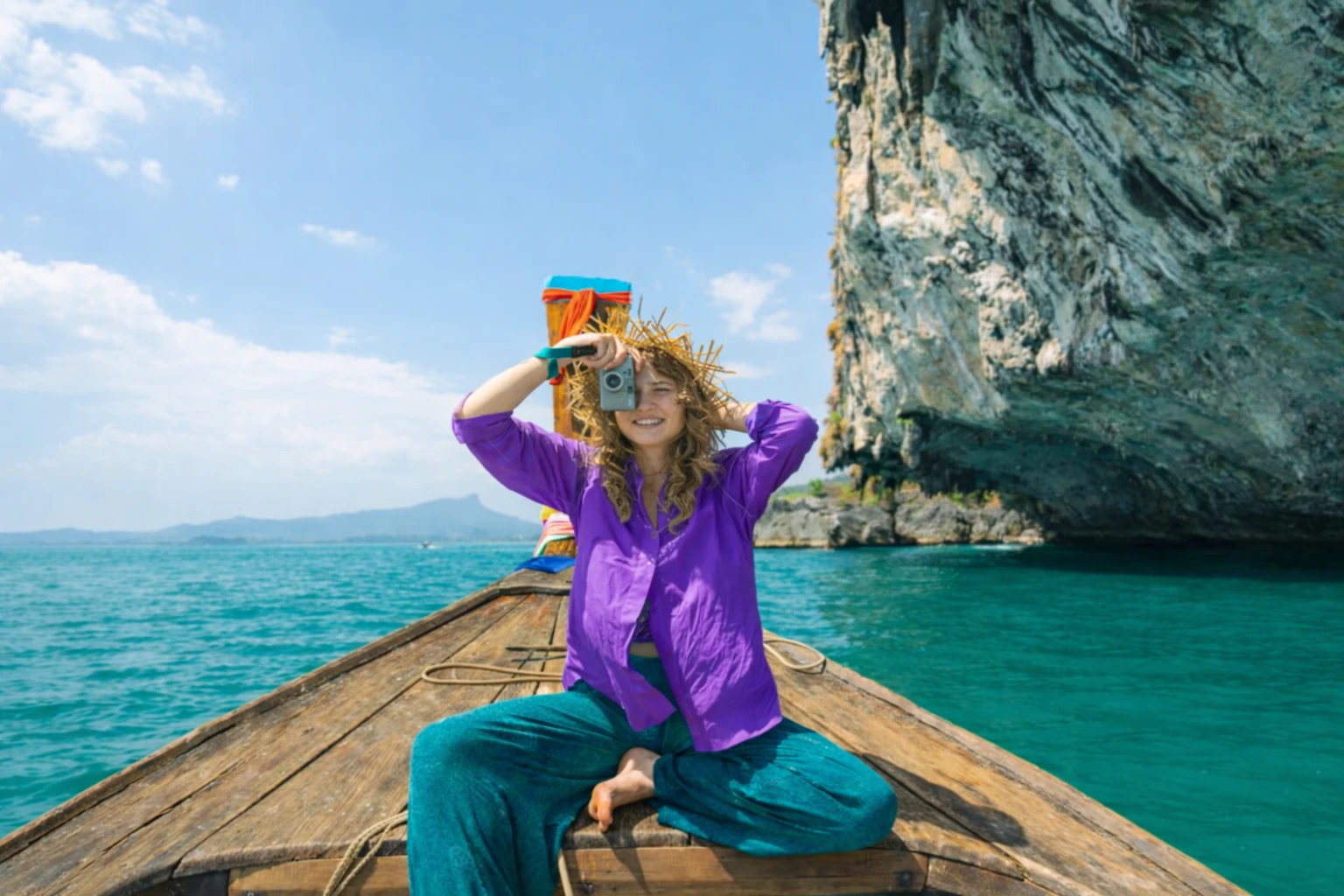 Viajera disfrutando de un destino exótico gracias al QR mágico Takenos que le permite gestionar su dinero en cualquier parte del mundo