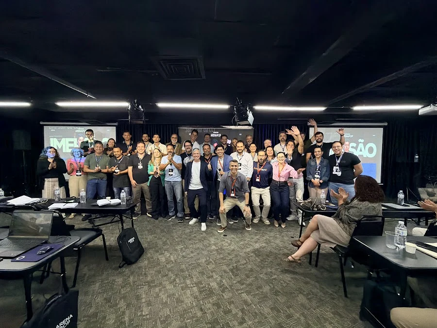 Foto dos participantes reunidos no palco da segunda edição