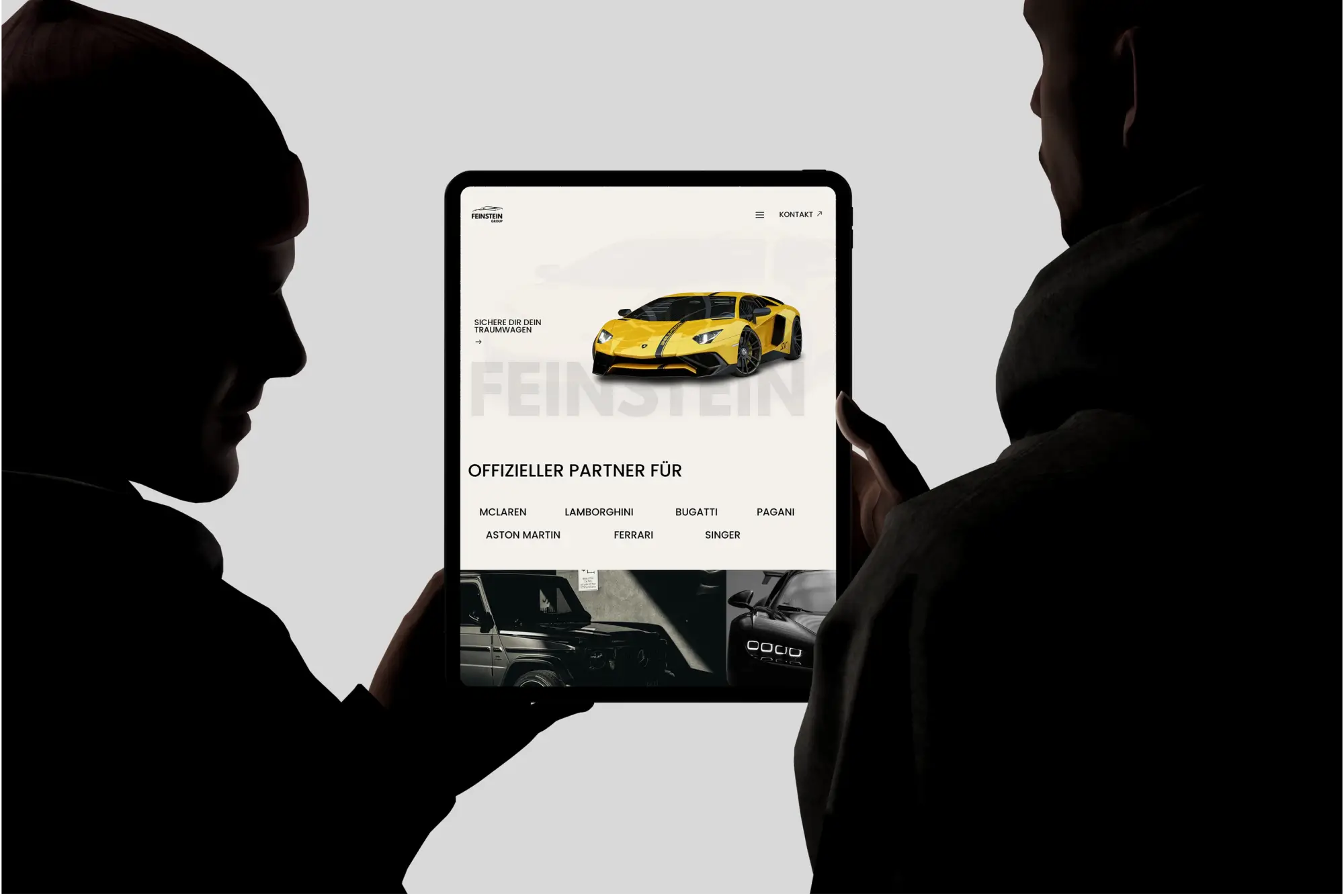 Zwei Personen halten Tablet (im Screen eine Website)