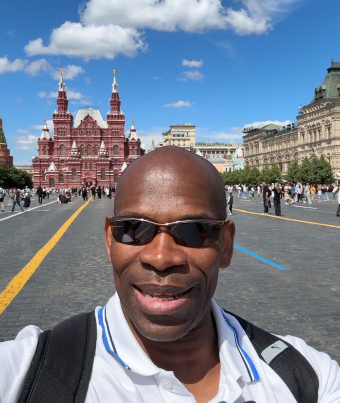 Instrutor falando sobre conteúdos para redes sociais