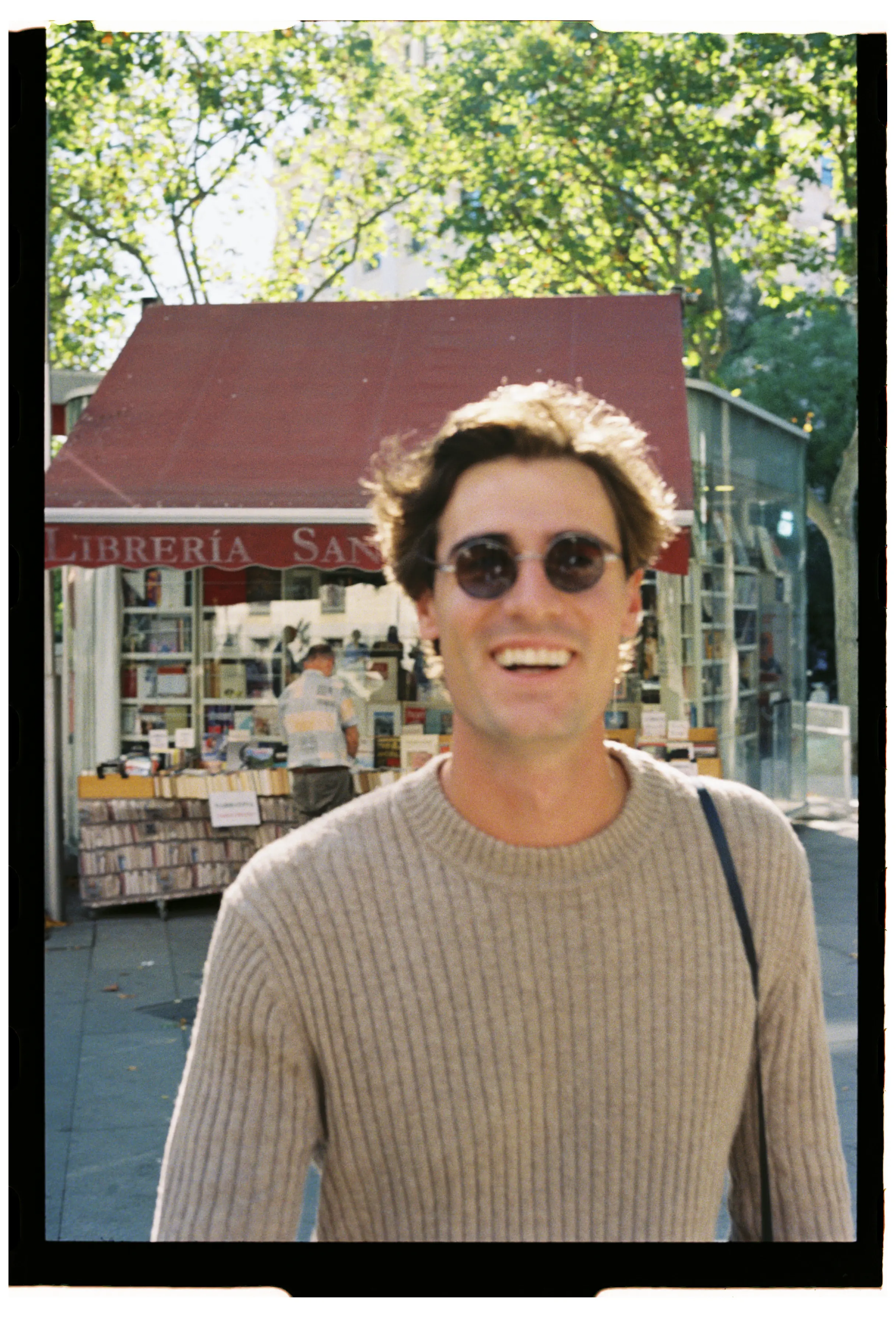 hombre joven sonriendo