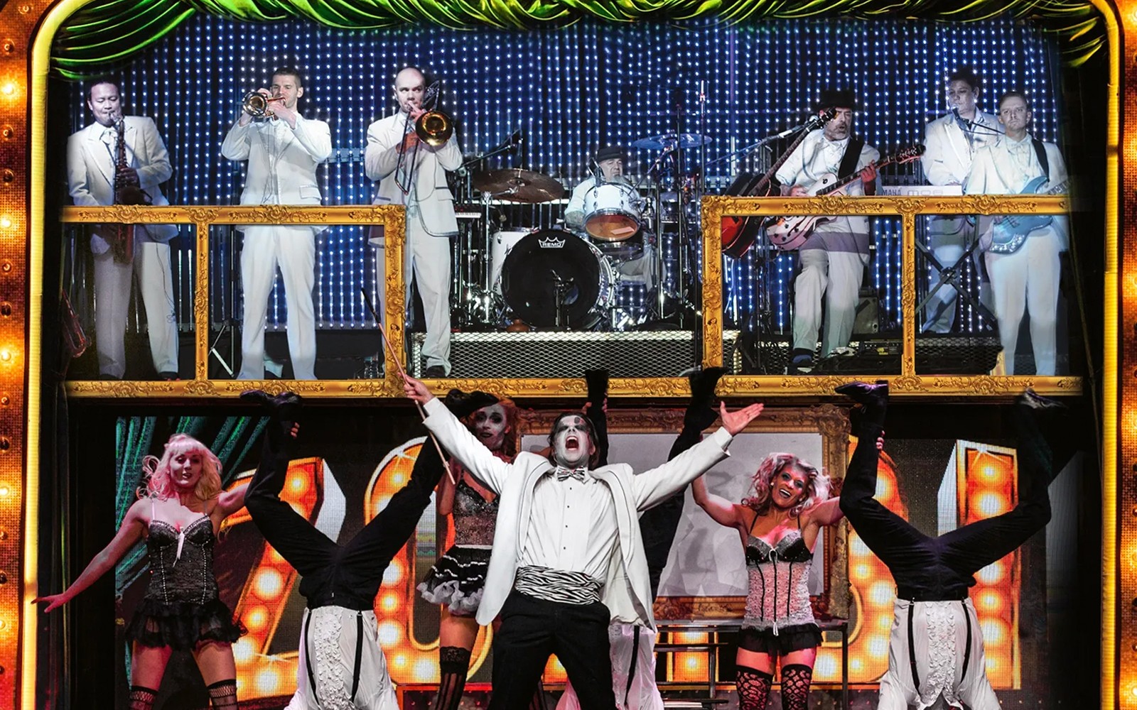 僵尸主题滑稽剧表演者与现场乐队同台演出。