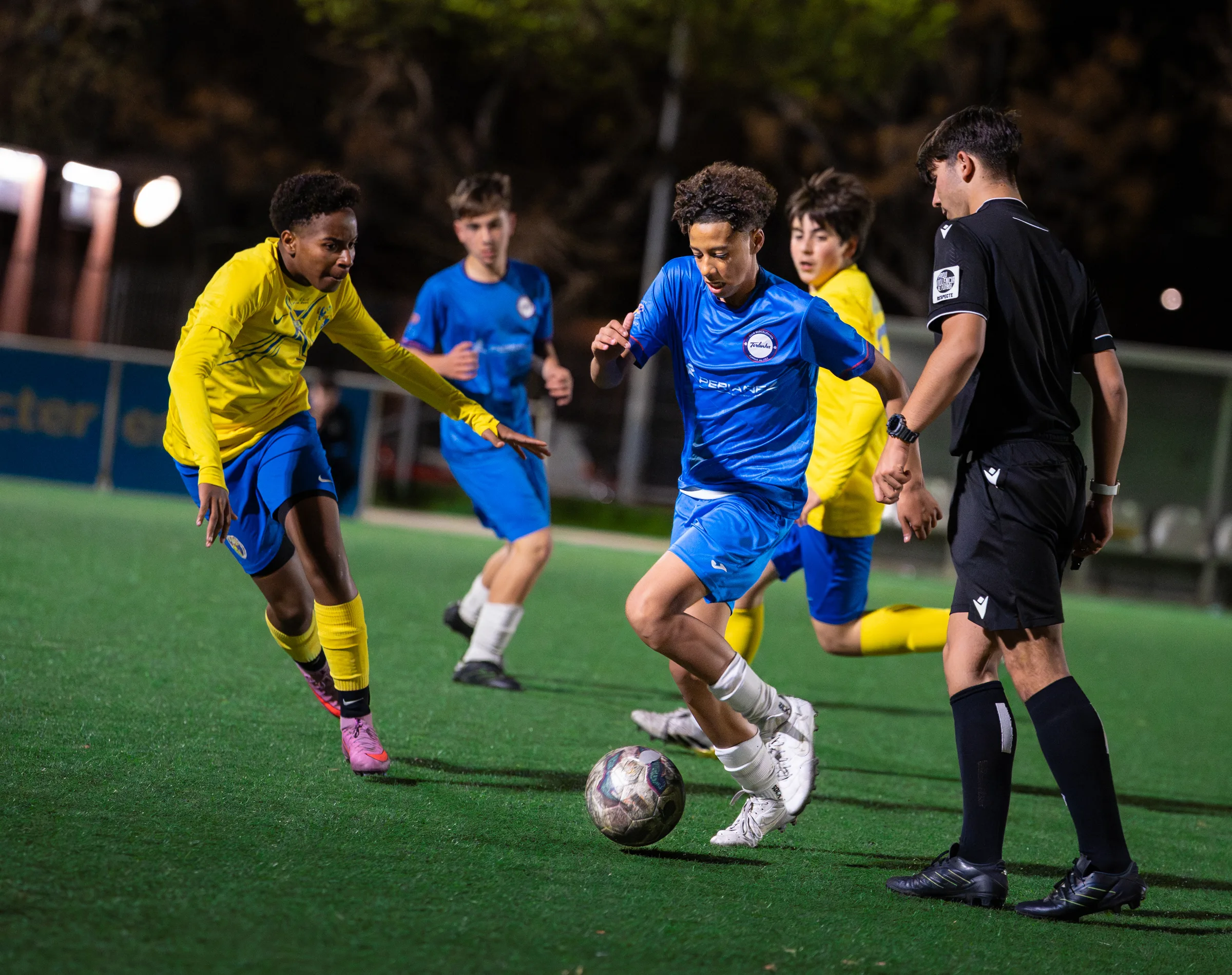 Duelo entre jugadores del Club Terlenka Sub-14 A en entrenamiento Barcelona 2026, foto de Nolan Pardo