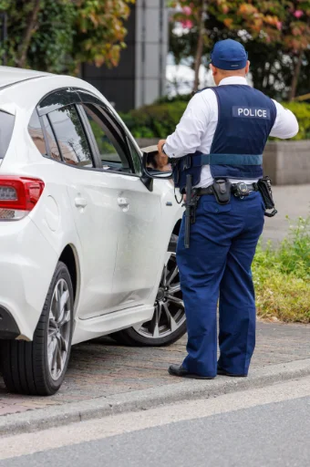 policier controllant une voiture de sport