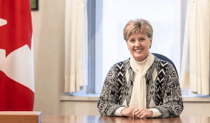 Photo de Marie-Claude dans son bureau