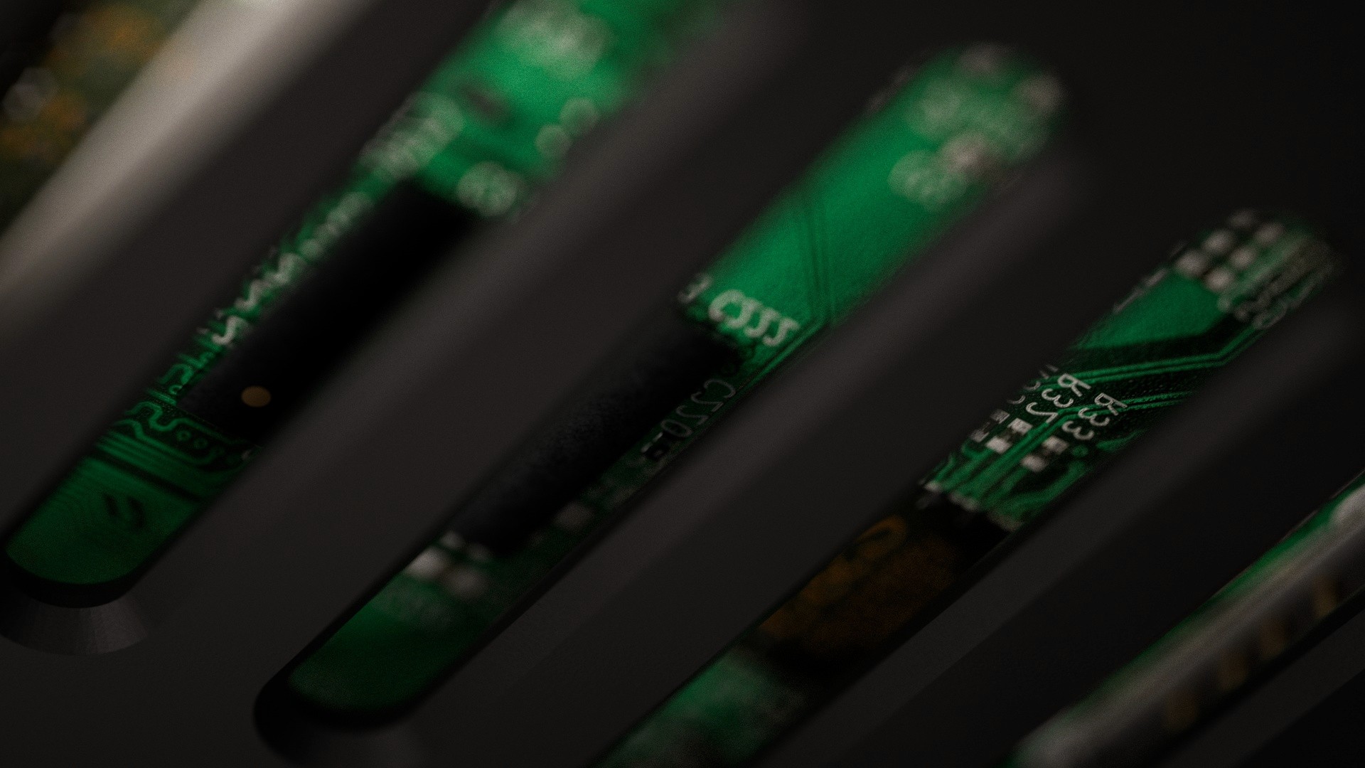 Detailansicht des SBC-Renderings mit Fokus auf Prozessor-Bereich und umliegende Bauteile mit grünen Lichtreflexionen