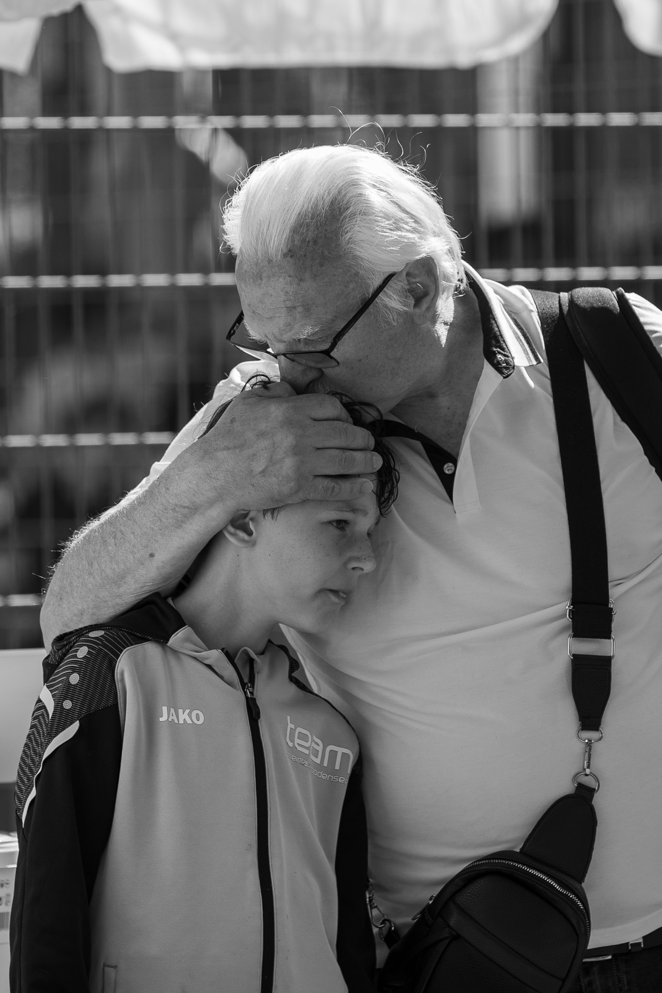 Emotional family moment at FC Oerlikon/Polizei Sponsorenfestival 2026, Sportanlage Neudorf