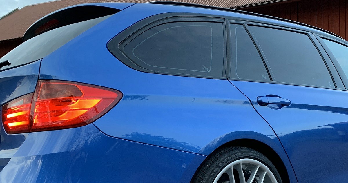 Élénkkék BMW 3 Touring sötétített autóüveg fóliával. A B-oszloptól hátrafelé telepített prémium ablakfólia tökéletes belátásvédelmet és sportos megjelenést biztosít.