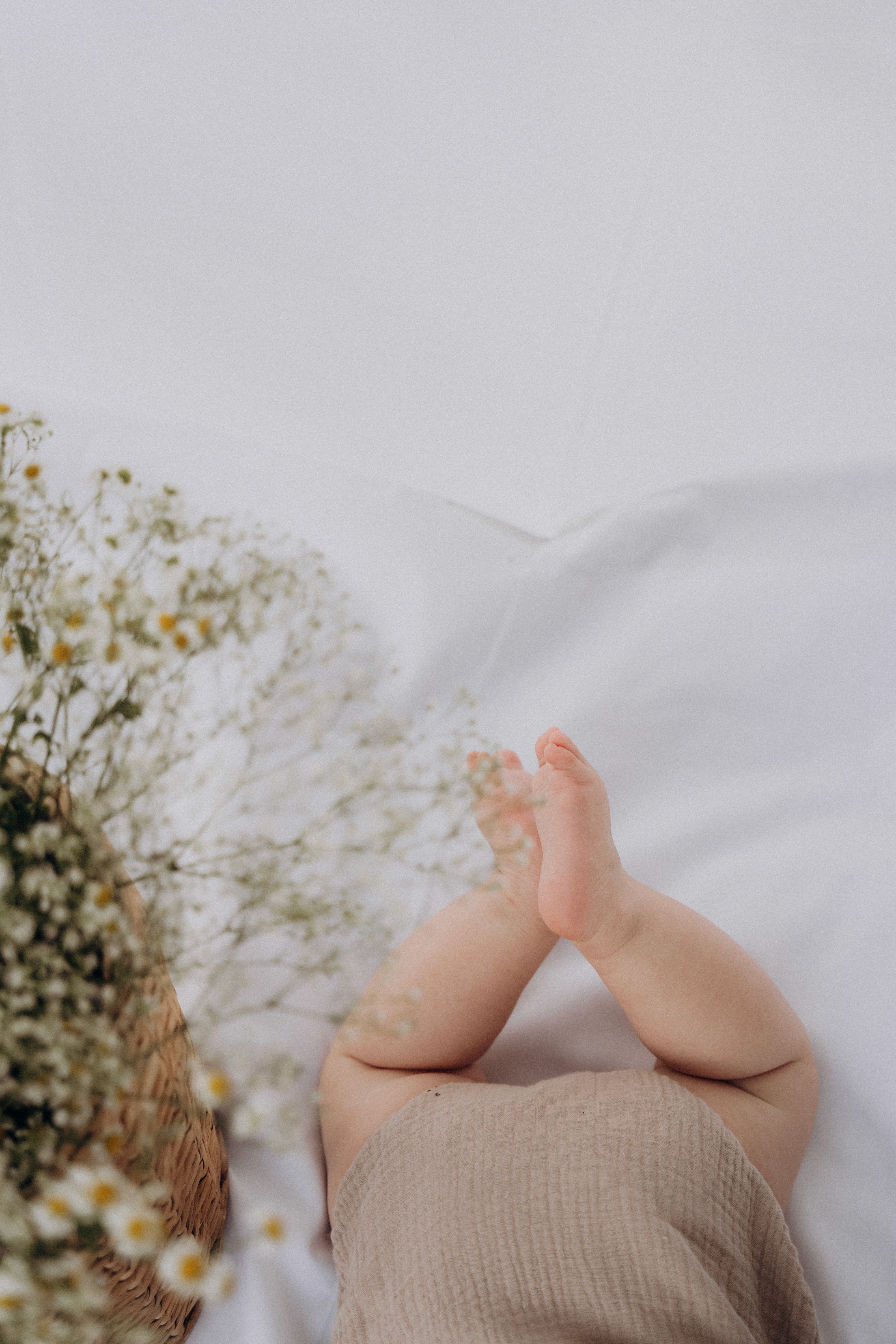 Detailaufnahme Babyfüße – natürliche Babyfotografie in Bogen, Niederbayern, im Outdoor Setting.