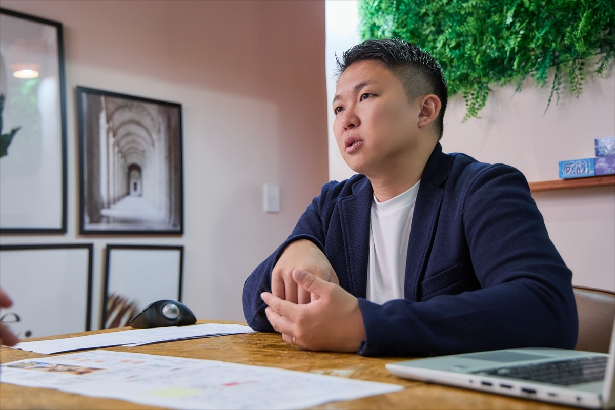 インタビュー中の営業グループ井上