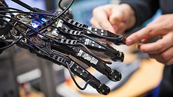 Robot hand and human hand for SRI Autonomique story