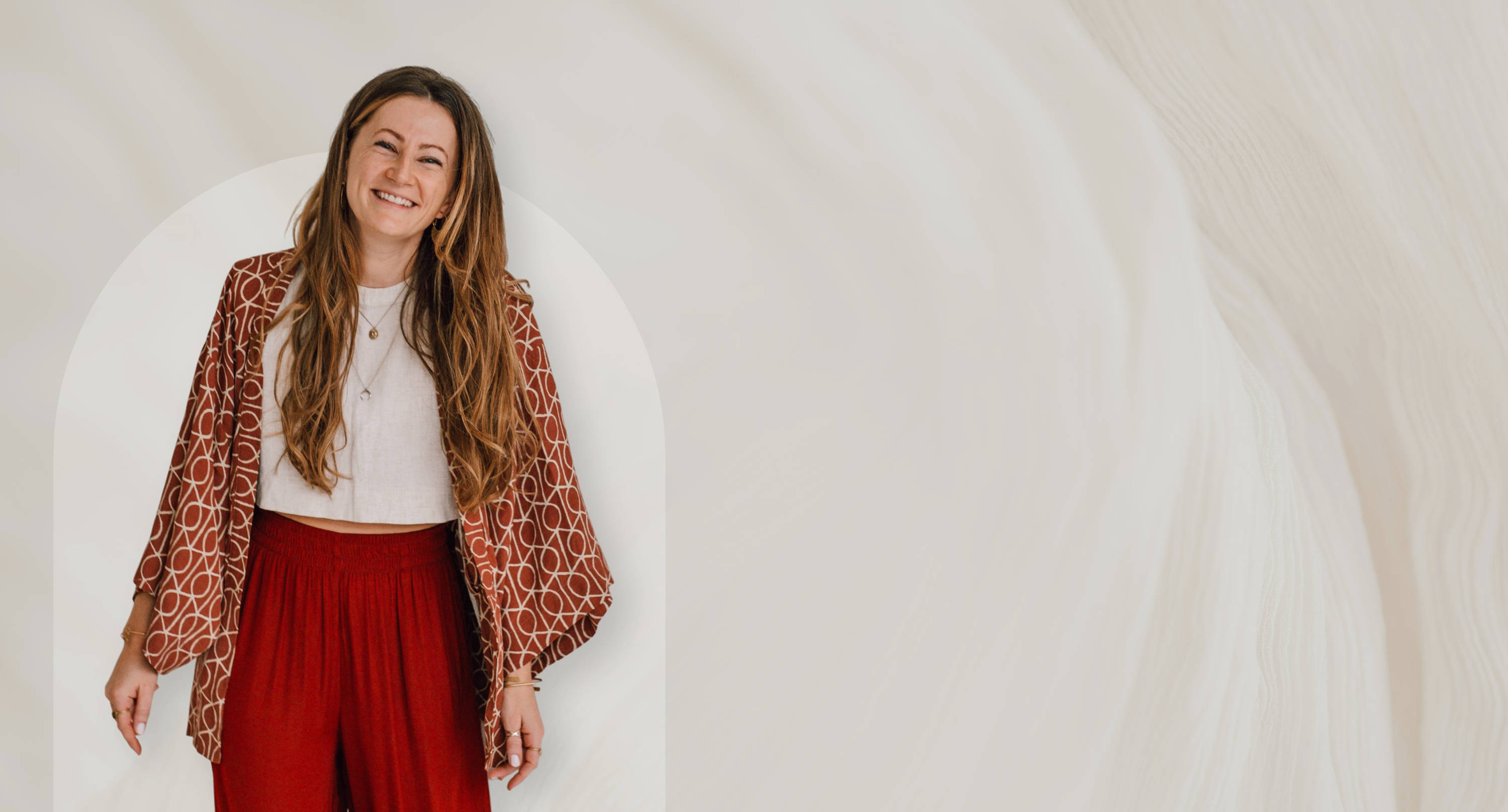 Franzi vor abstrakter Textur