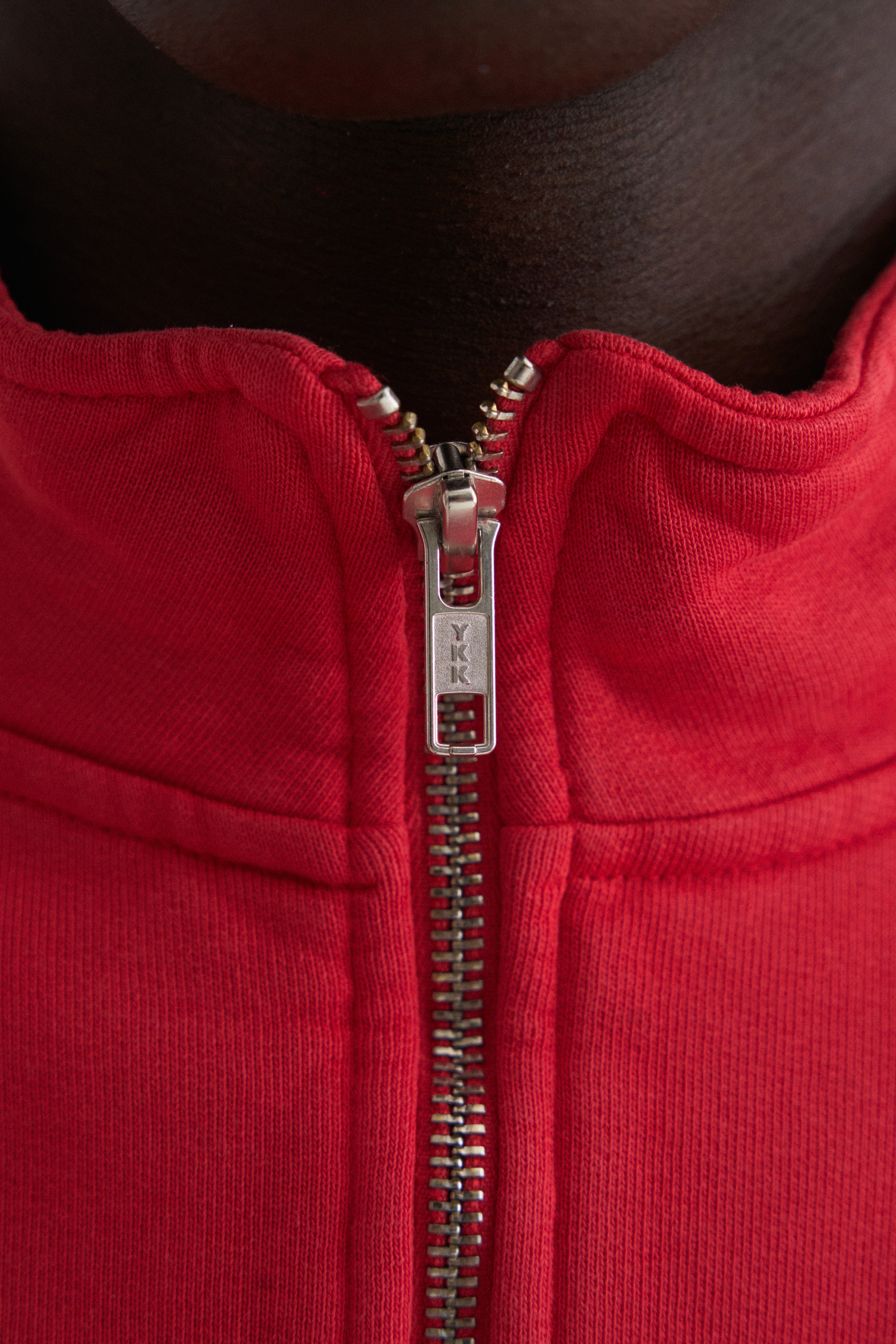Détail de zip au cou d'un sweat camionneur Colorful Standard