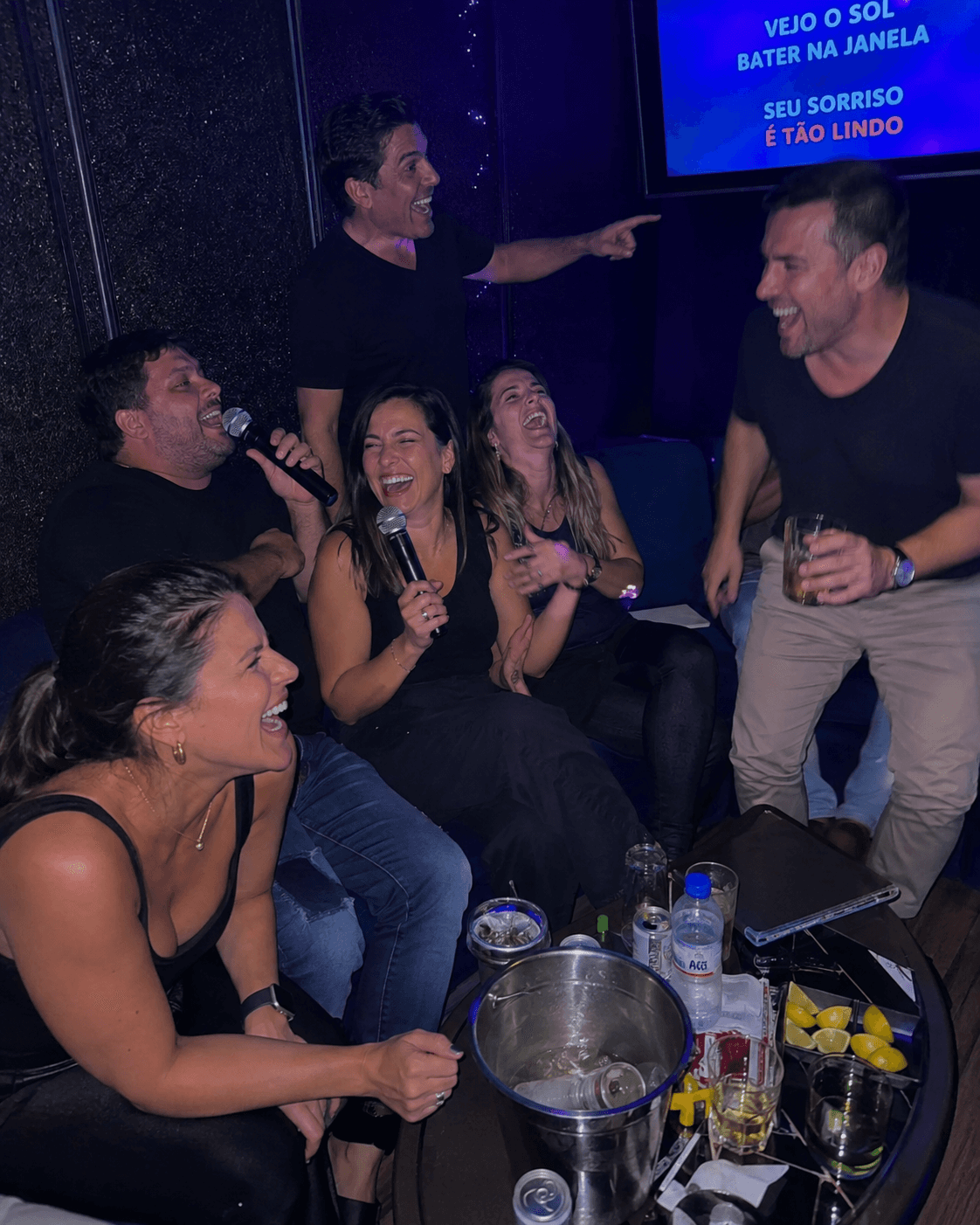 Pessoas reunidas em mesa da MOV