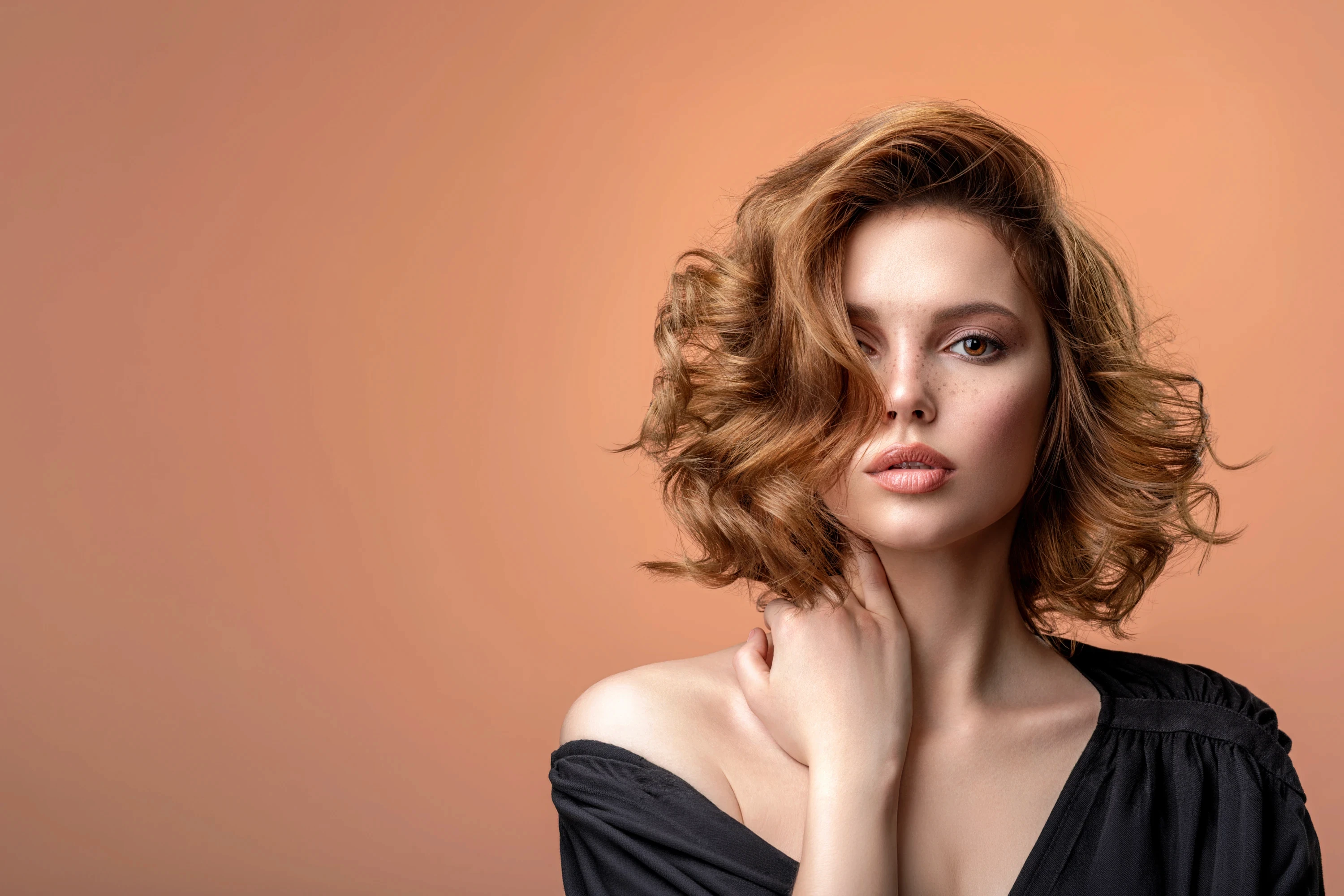 Vrouw poseert met mooie coupe haar