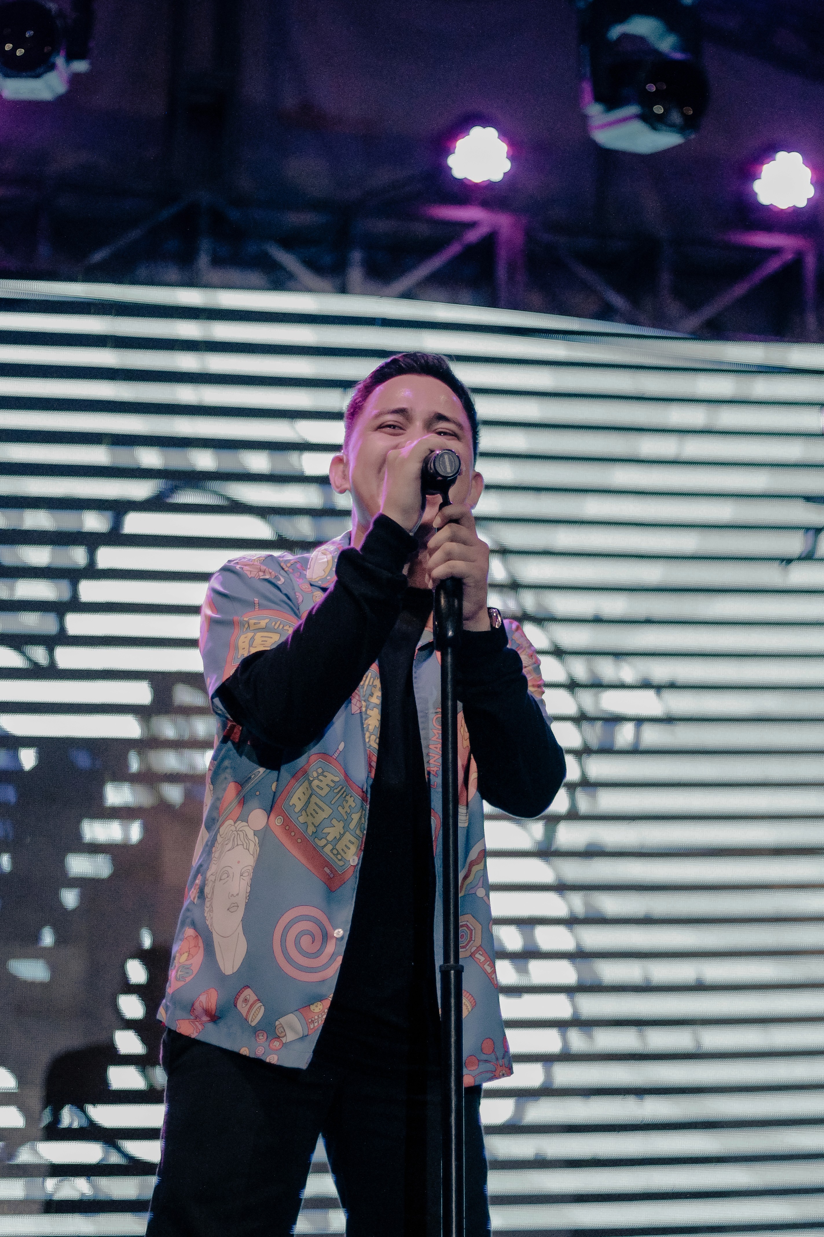 Vocalist & Guitarist of HIVI!, Perform at Aves Surabaya