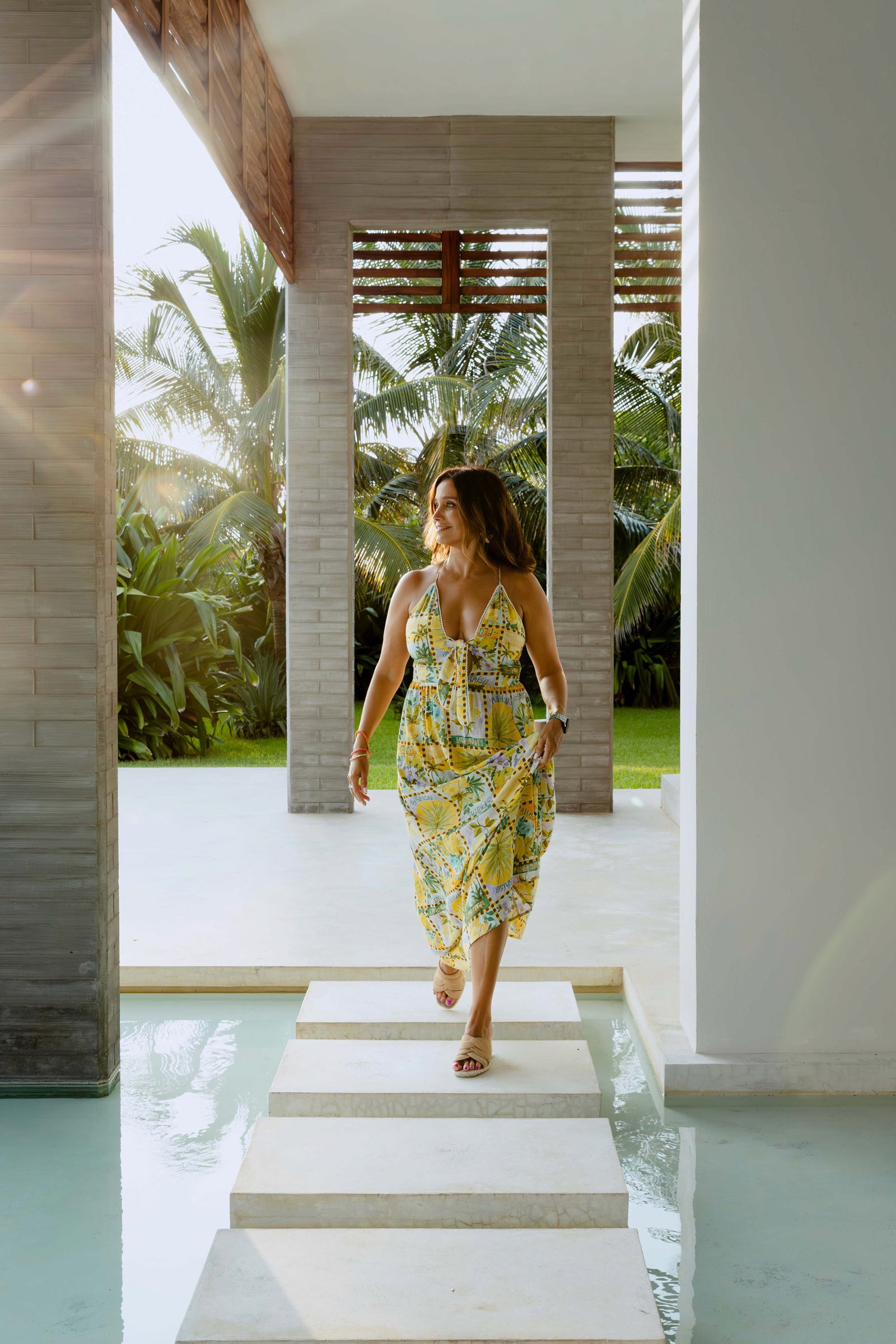 Sesión fotográfica de retrato modelo en el mar de Puerto Escondido Oaxaca