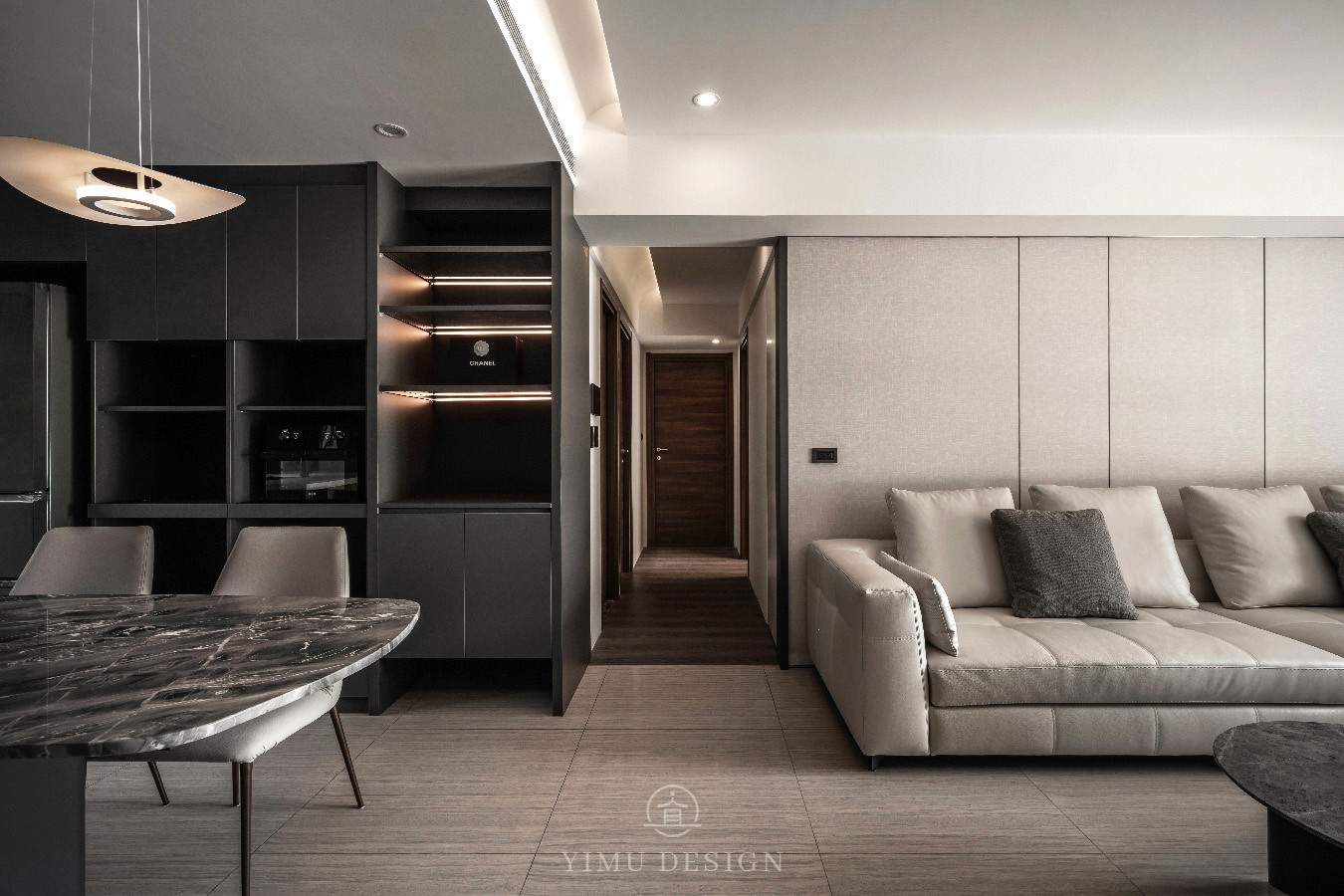 黑韻深章住宅餐廚空間設計，中島與餐桌整合提升生活機能