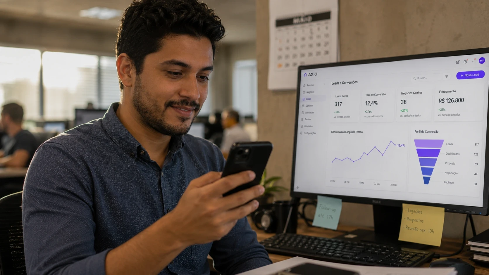 homem feliz vendo o resultado do seu CRM no computador