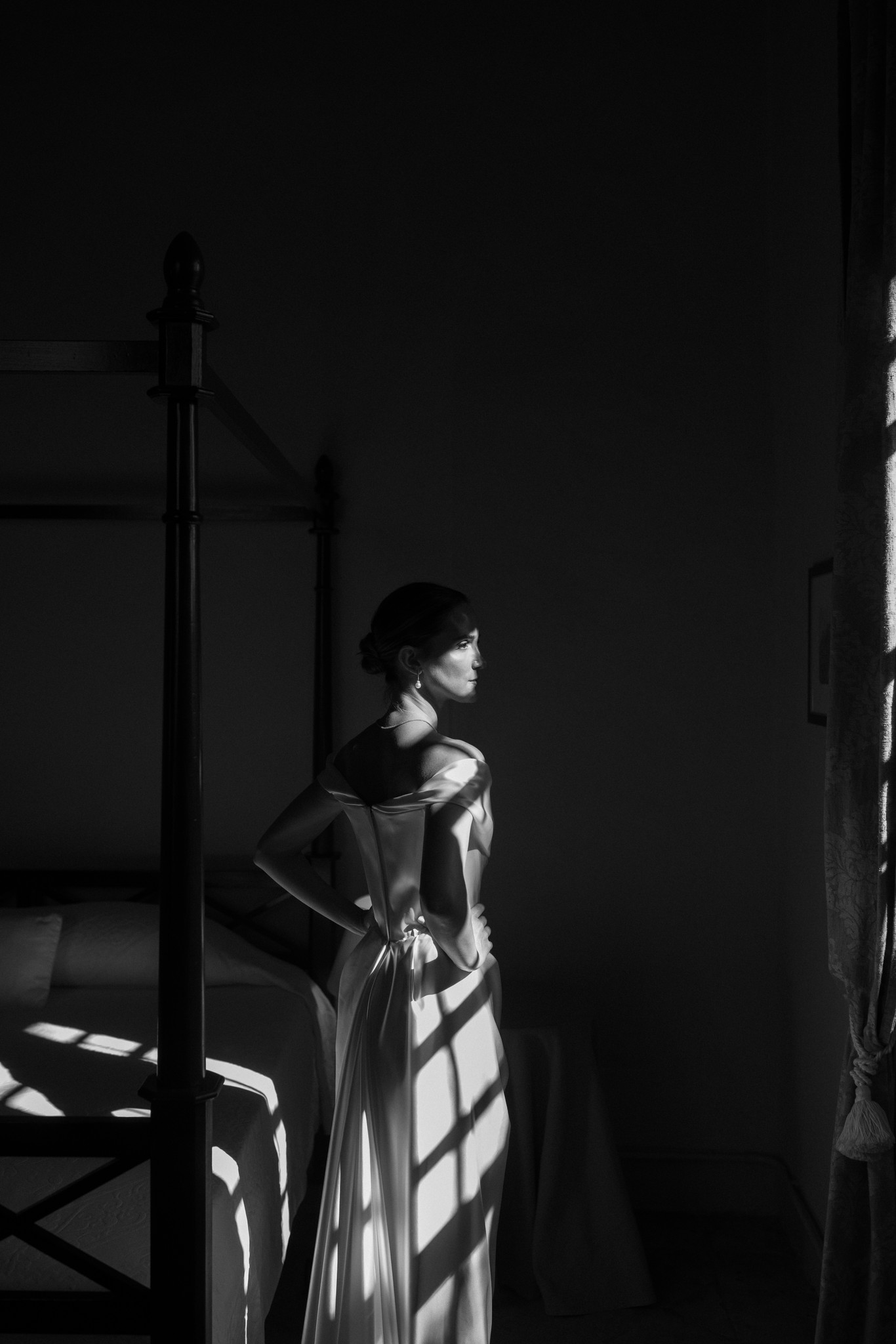 Sposa in abito bianco illuminata dalla luce naturale ai preparativi al Castello di Scipione, reportage di matrimonio
