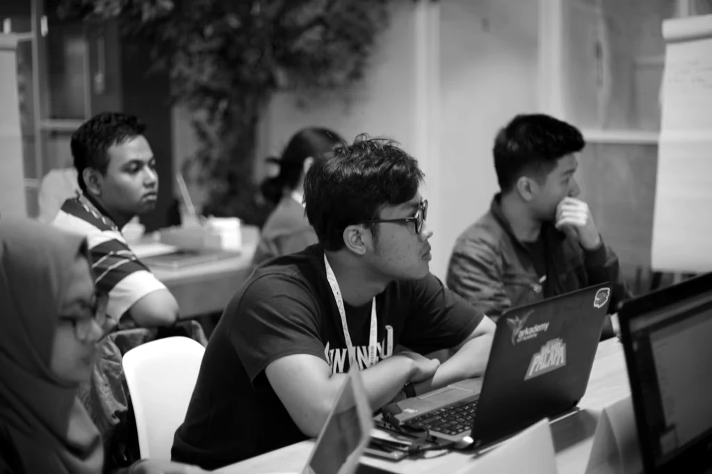 Peserta Koda belajar dengan laptop