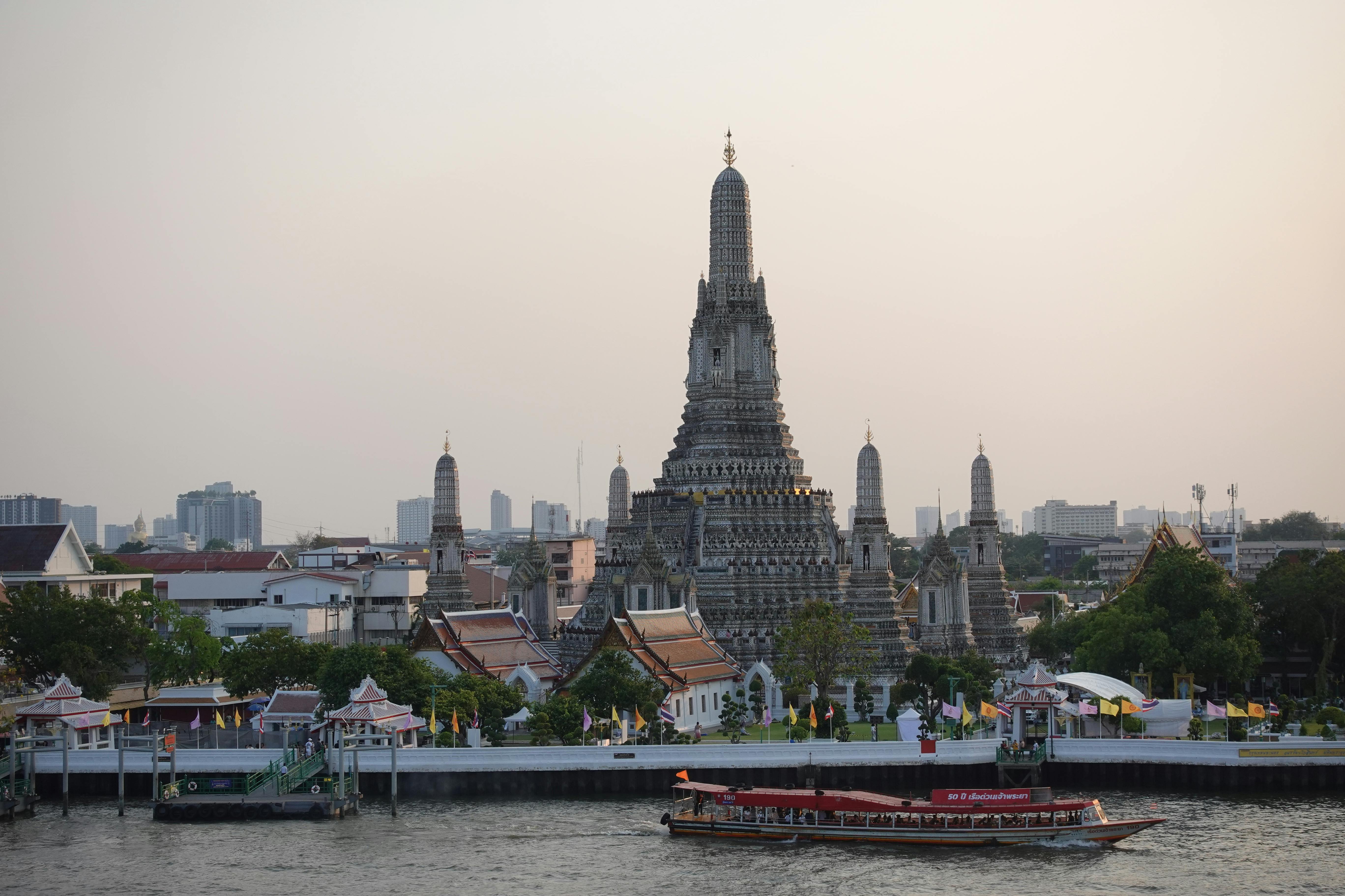 曼谷黎明寺 (Wat Arun) 河畔景觀，展現東方宗教建築的莊嚴與細節