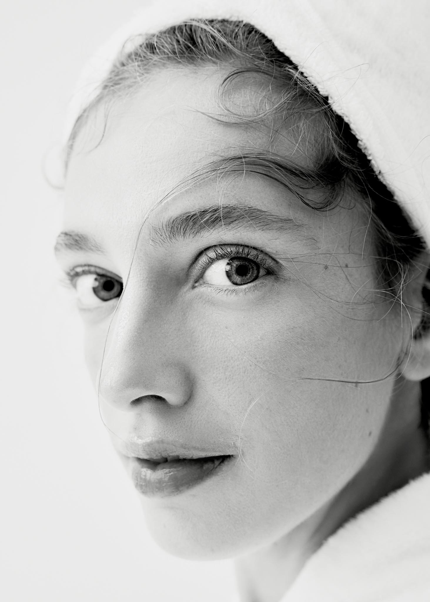 portrait de femme regardant la camera