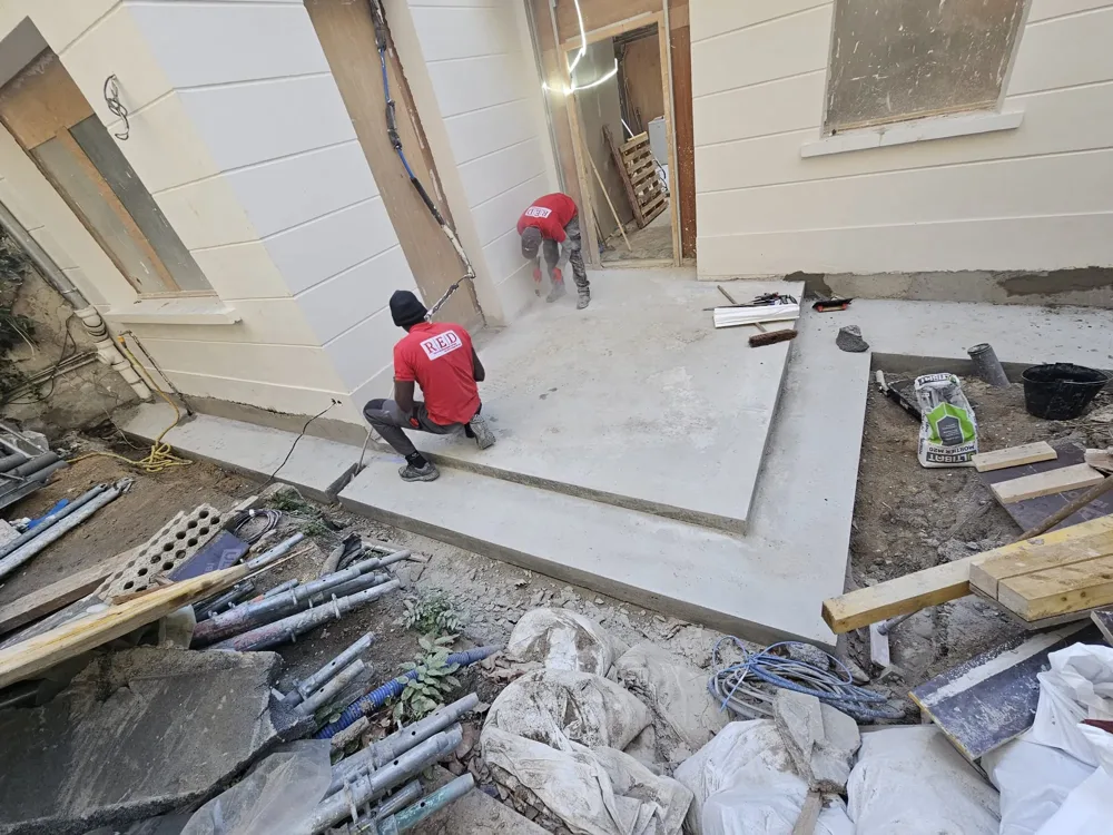 RED France équipe travaillant sur chantier