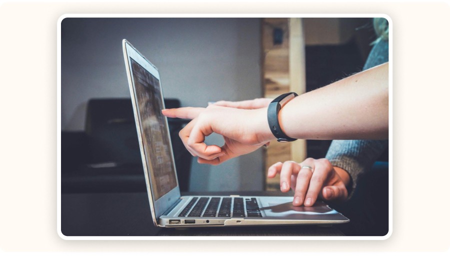 Person analyzing Shopify best-selling products.