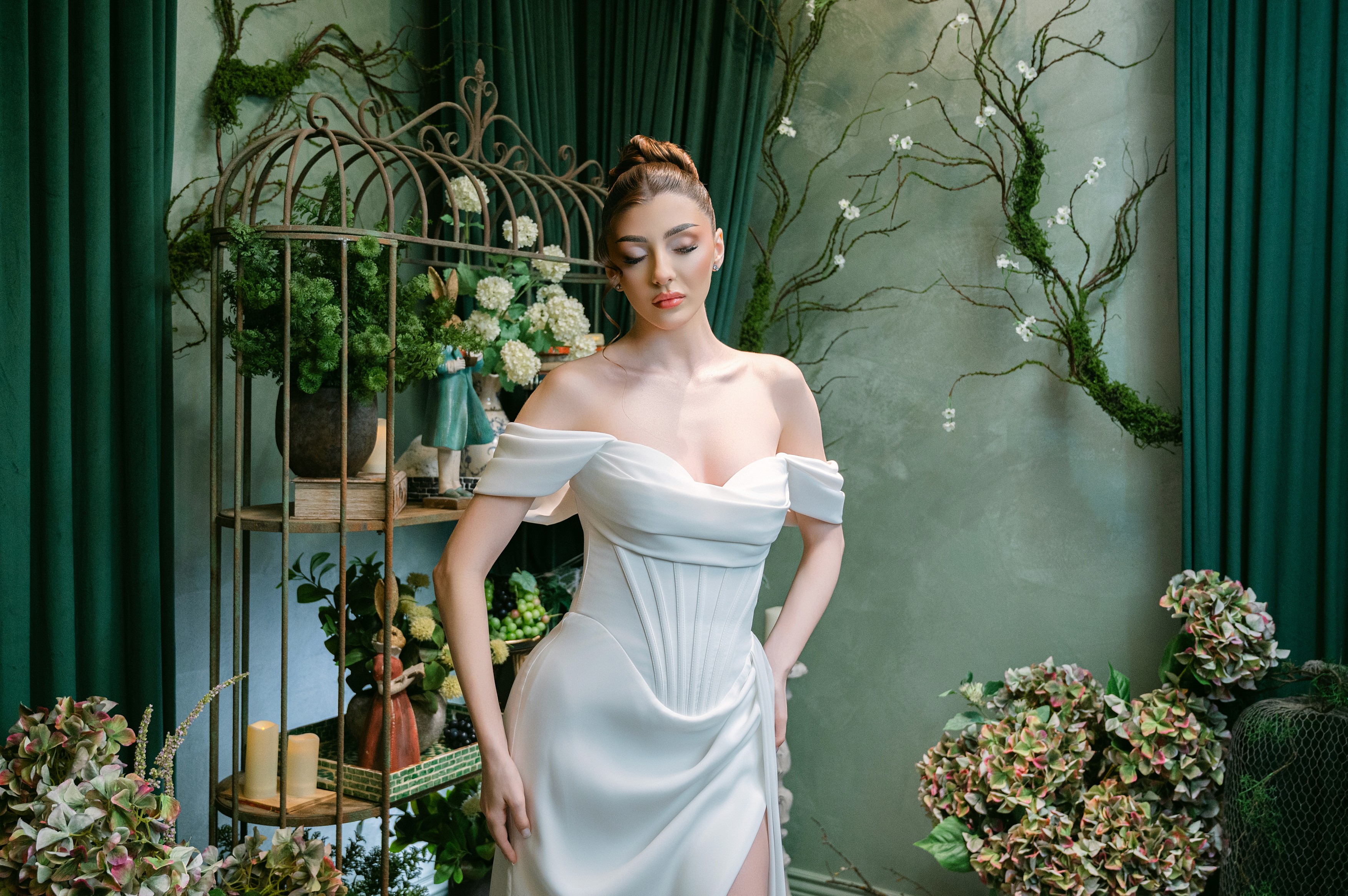 Mireasă fotografiată într-un decor elegant cu flori și colivie decorativă, ședință foto bridal în București