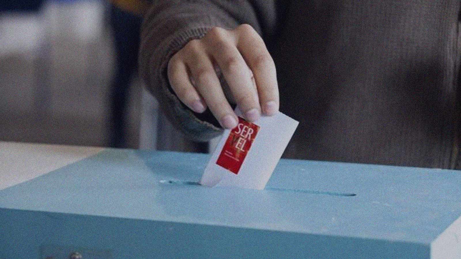 Imagen de la mano de una persona ingresando su voto en una caja en la columna "Mentalidad de catedral" de IdeaPaís