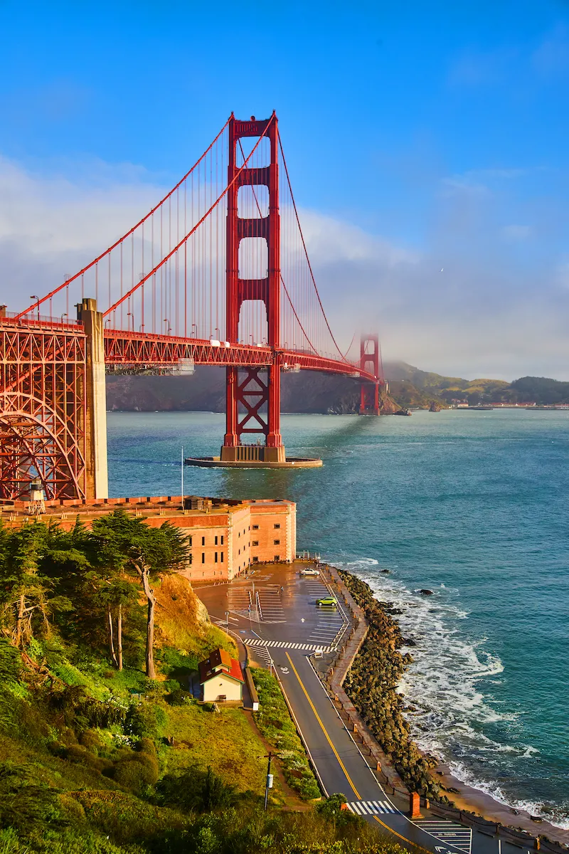 Golden Gate Bridge em San Francisco com vista para o mar