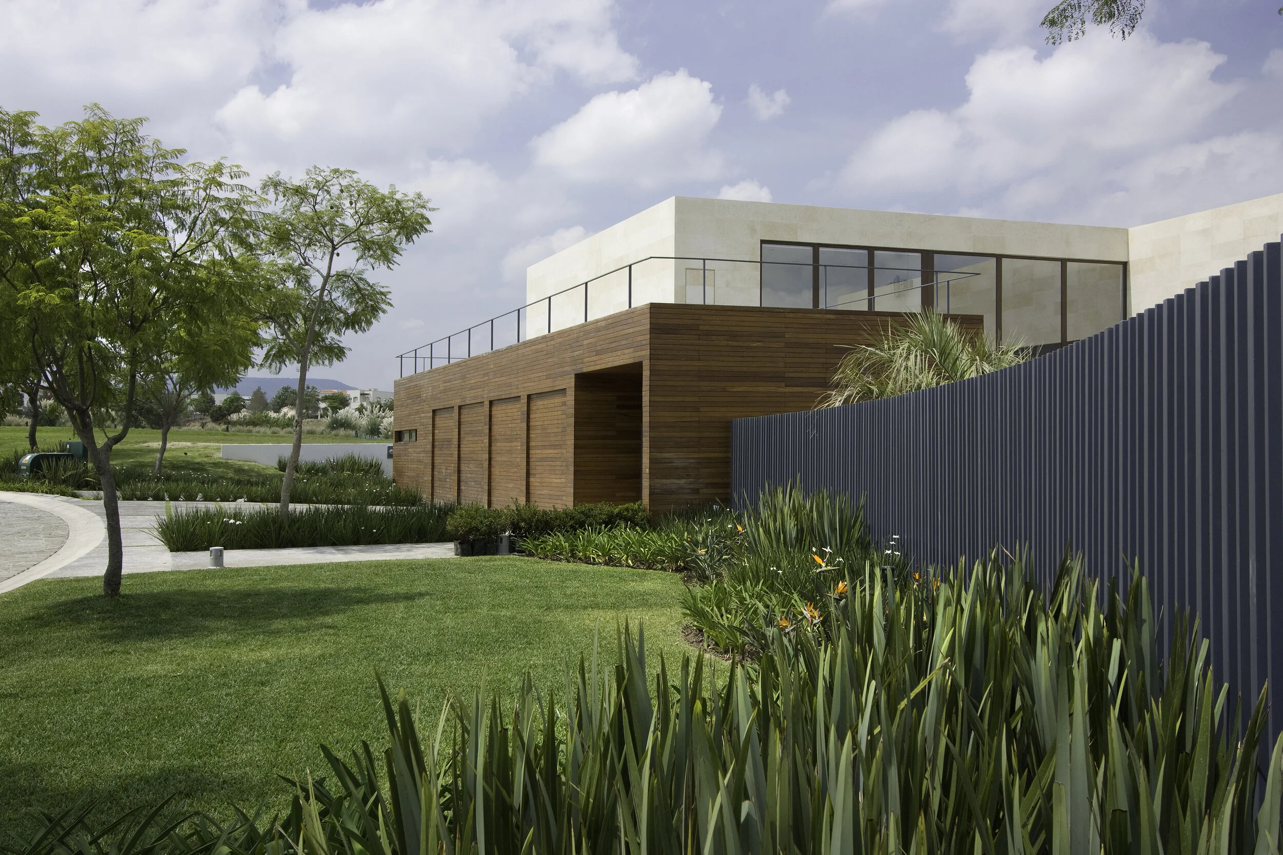 Casa Lomas de Elías Rizo Arquitectos con diseño residencial contemporáneo, cancelería minimalista y fachadas de madera en México