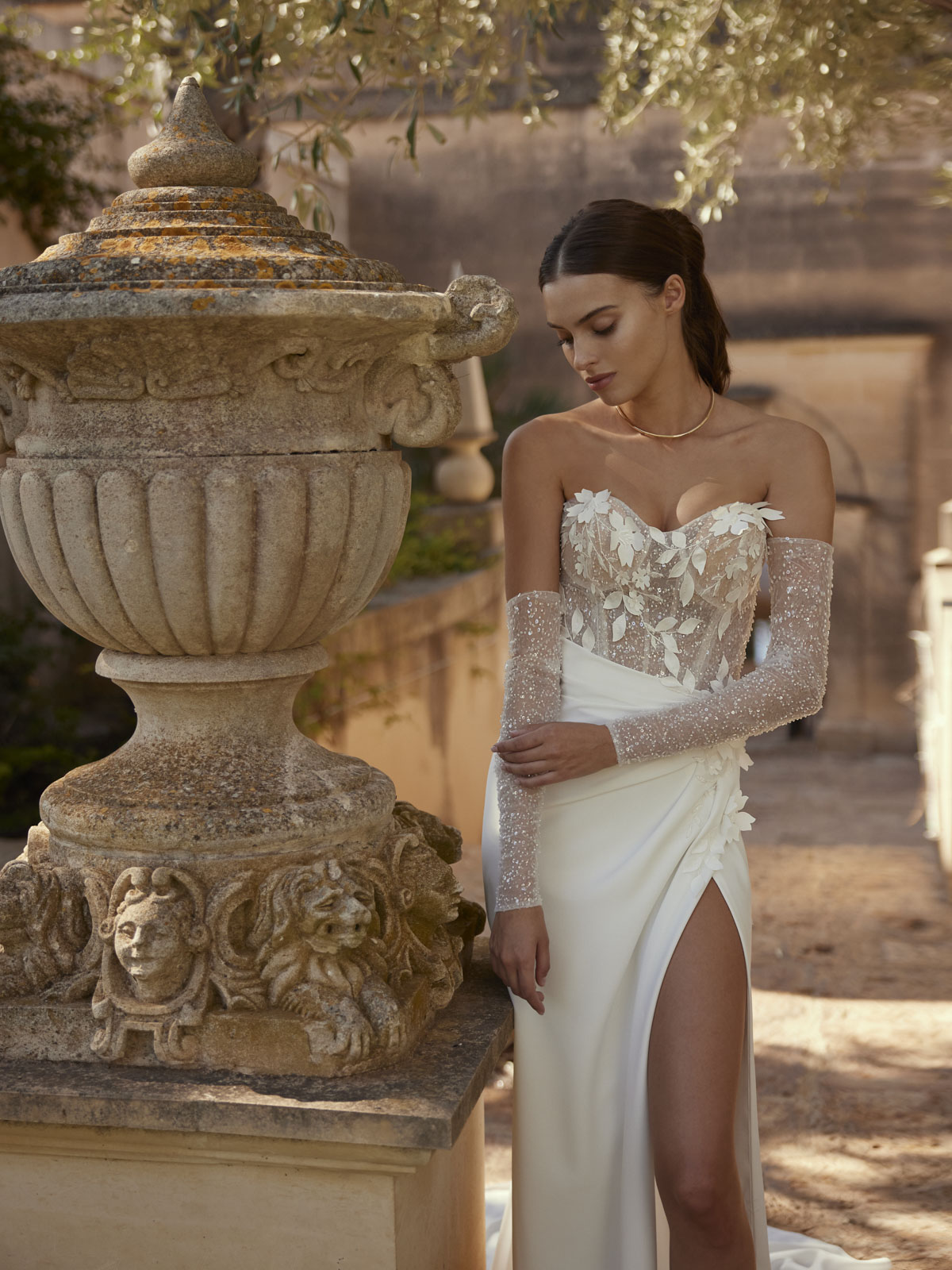 Boho Brautkleid mit transparenter Corsage und fließendem Rock