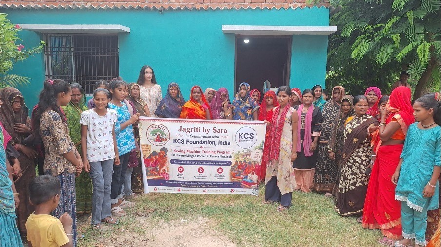 Saranya Gupta with women in the Jagriti by Sara sewing training program