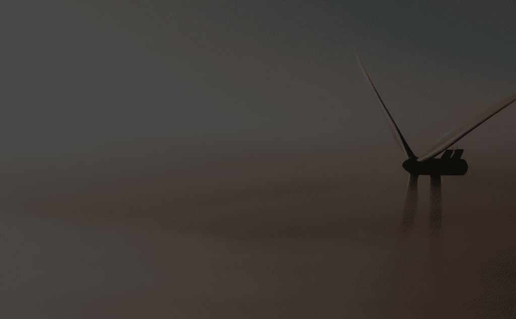 Windrad in der Ferne das zwischen einer hellen Wolkendecke hervorschaut.