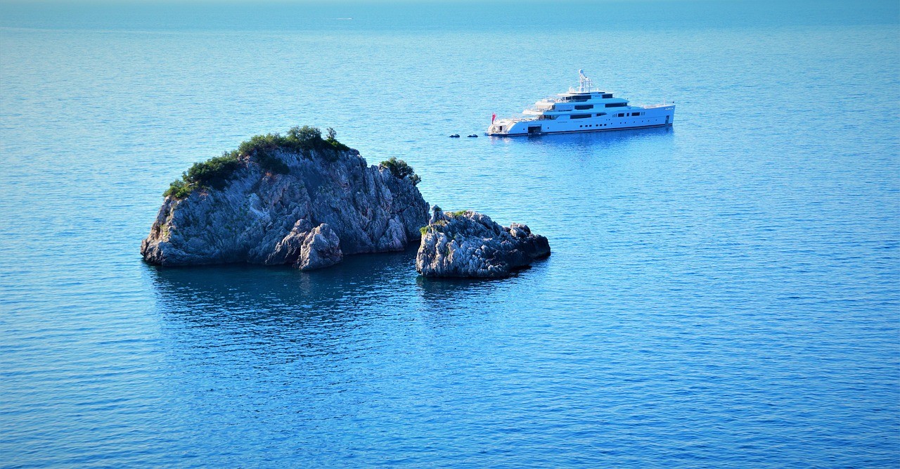 sea,-ship,-island,-water,-nature,-boat,-ocean,-calm,-yacht,-wave,-luxury - klb_photos (pixabay)