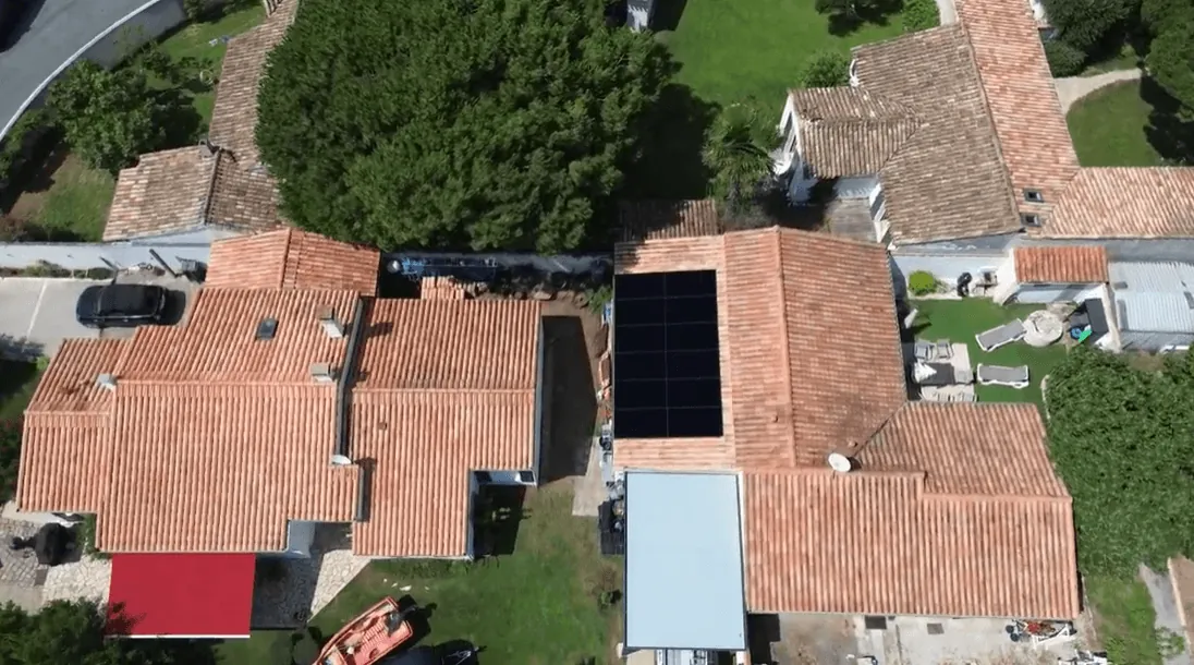 Photo d'une maison à La Couarde-sur-Mer en Charente-Maritime équipée de panneaux photovoltaïques dont l'installation a été faite par Moon Énergie, powered by Solarock.