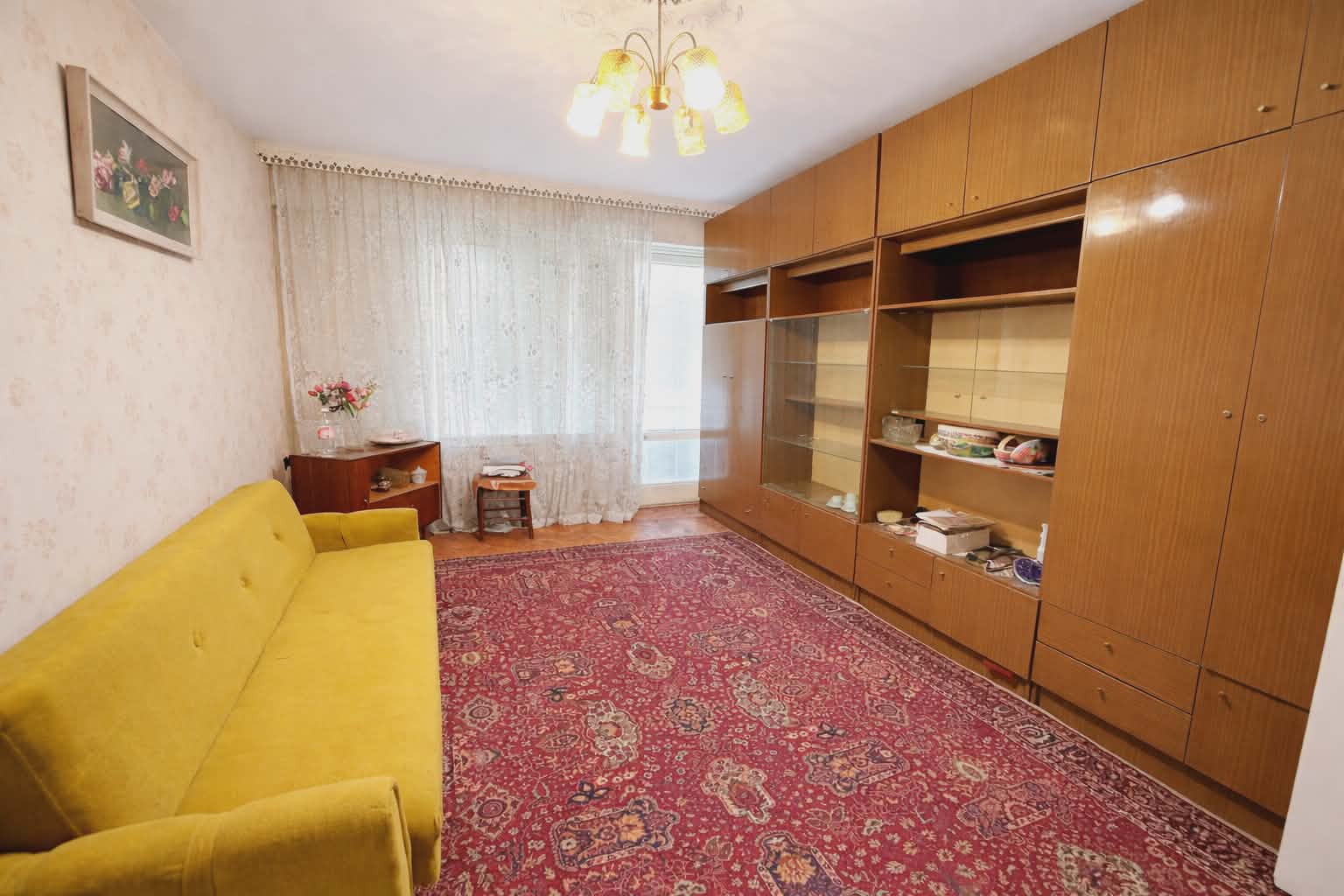 Хол в двустаен апартамент за продажба в квартал Здравец в град Русе