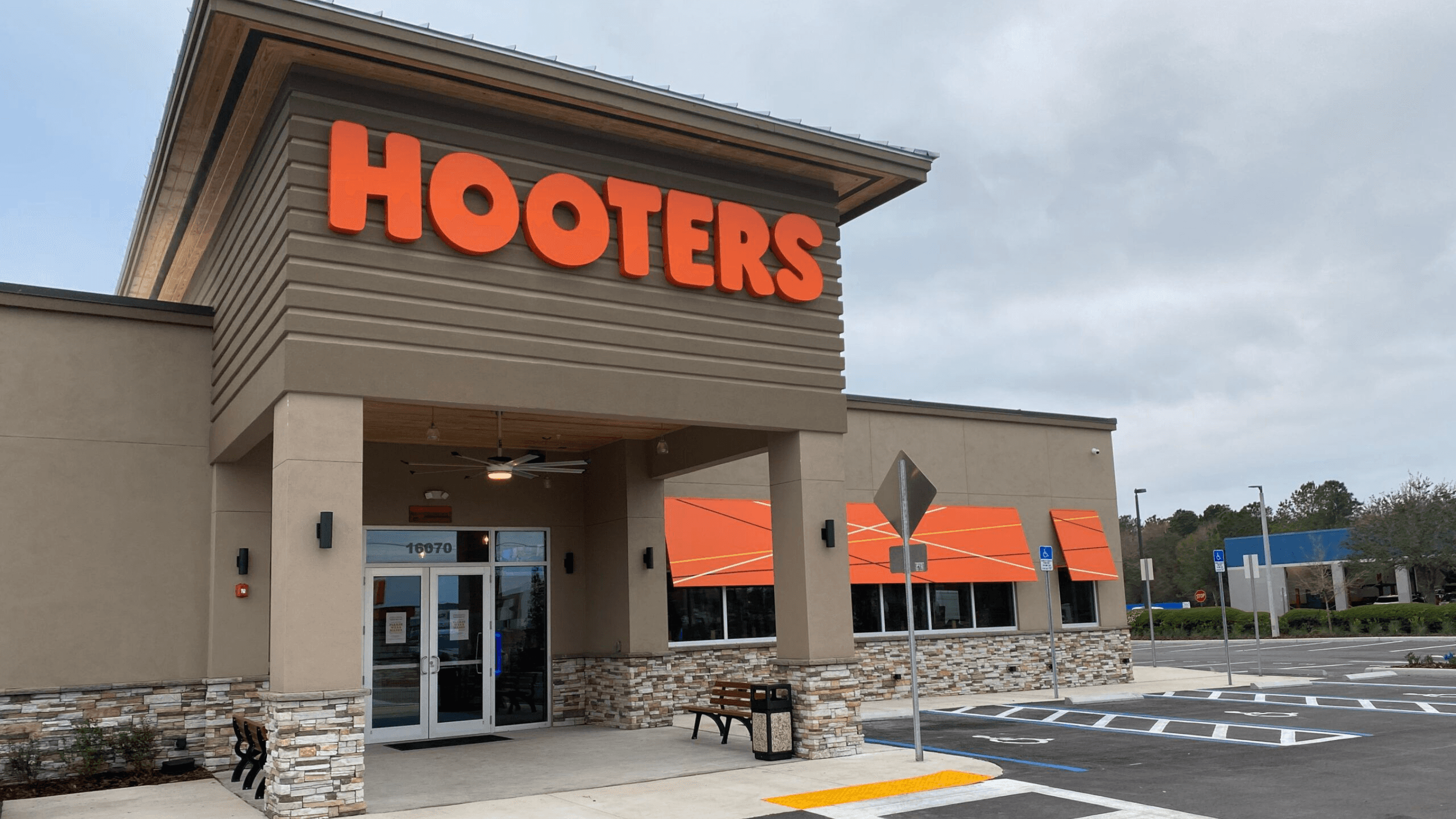 Hooters storefront image